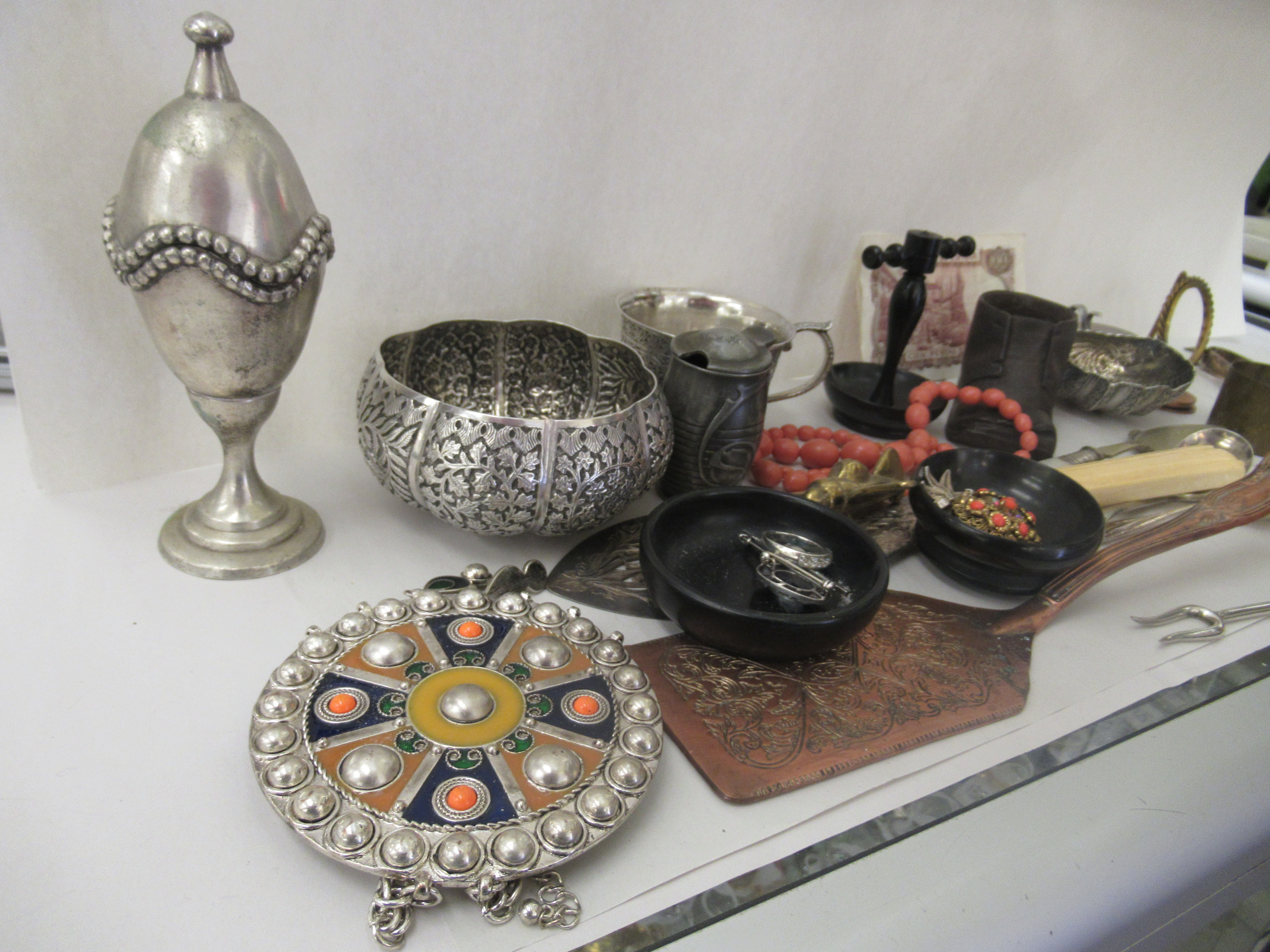 Collectables and items of personal ornament: to include Asian white metal items