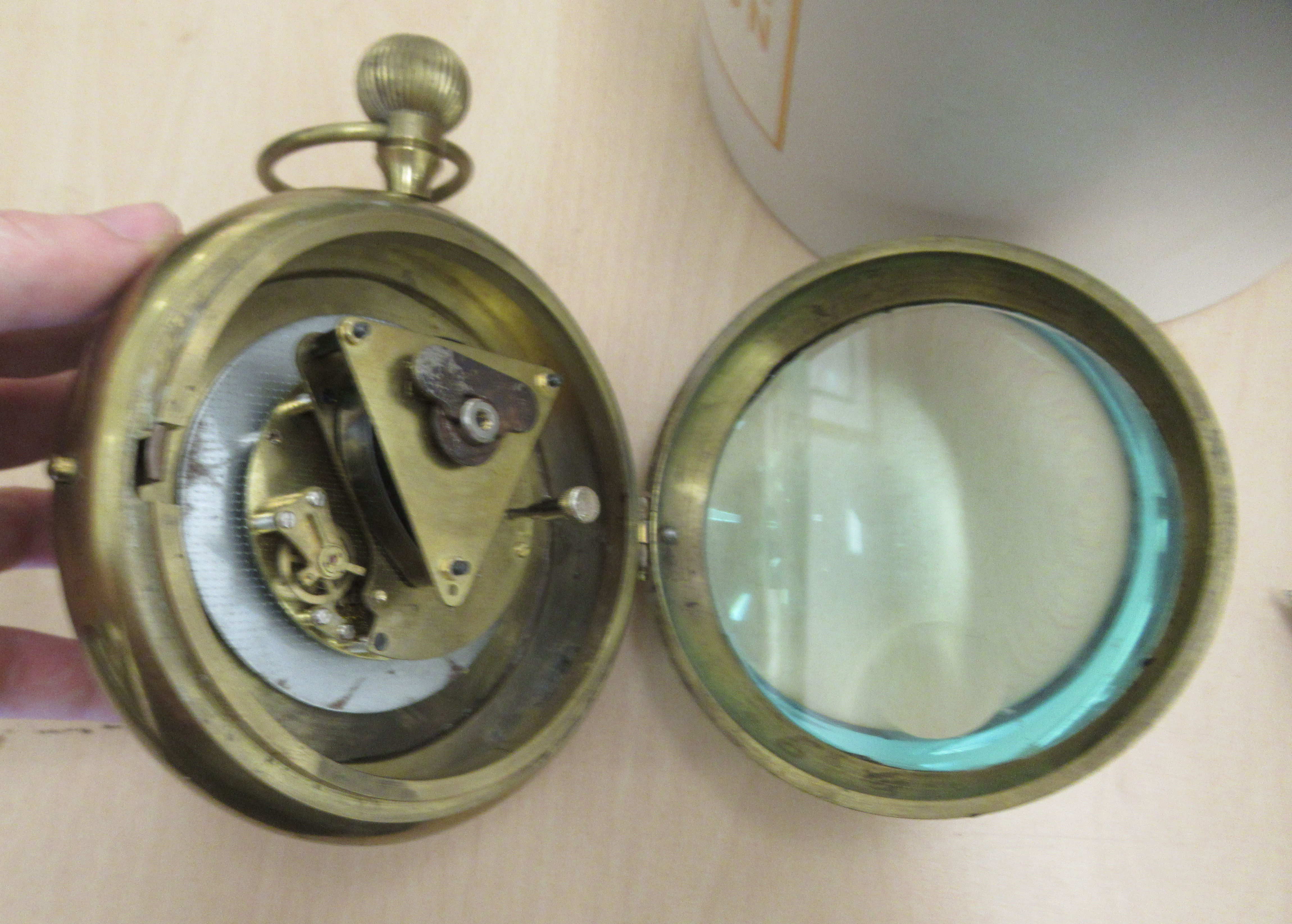 A 20thC lacquered brass and glazed desktop timepiece; faced by a Beaumont of Switzerland dial with - Bild 3 aus 4