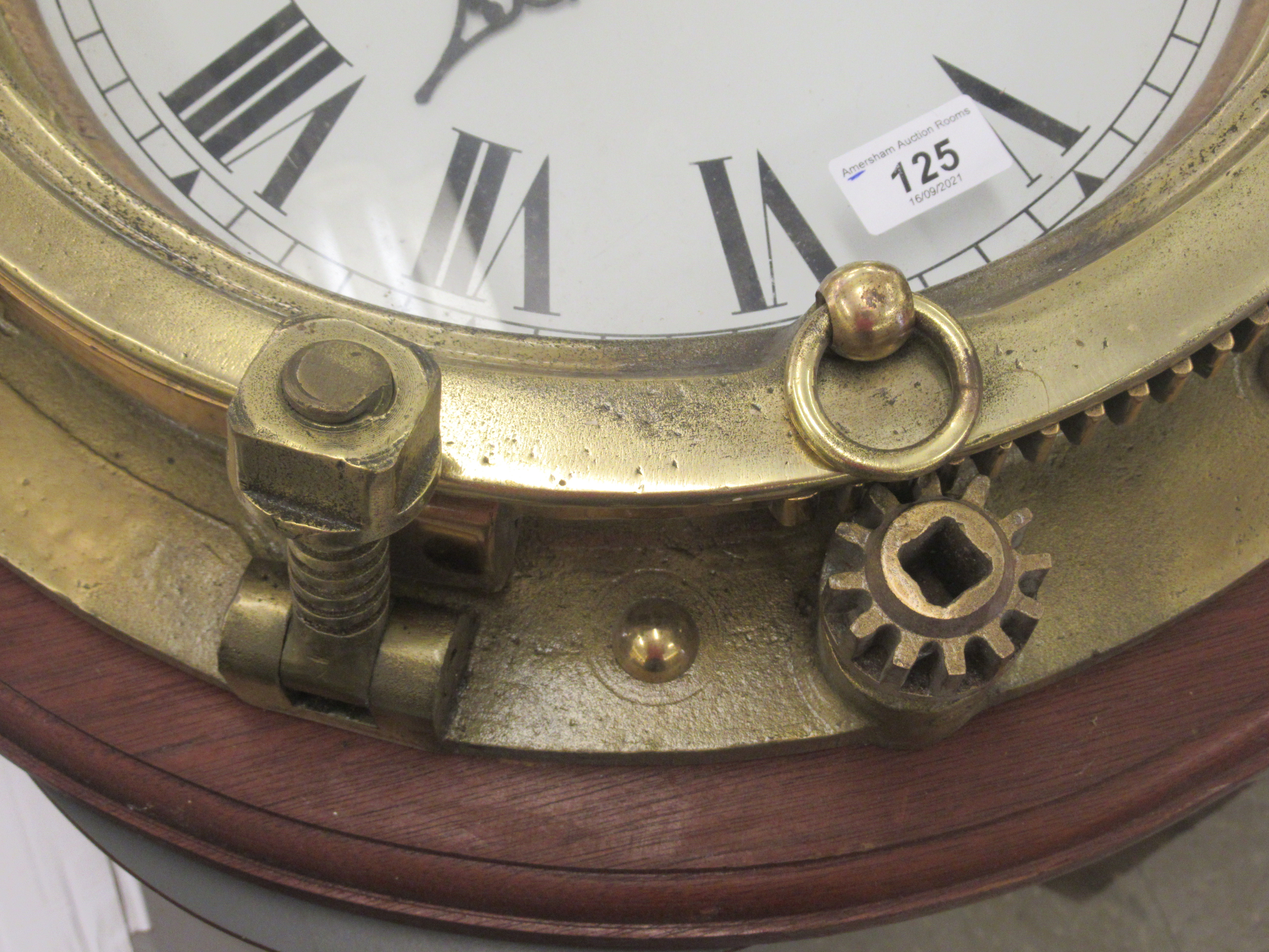A 20thC brass porthole (diver salvage), later converted to a timepiece, the battery powered movement - Bild 3 aus 3