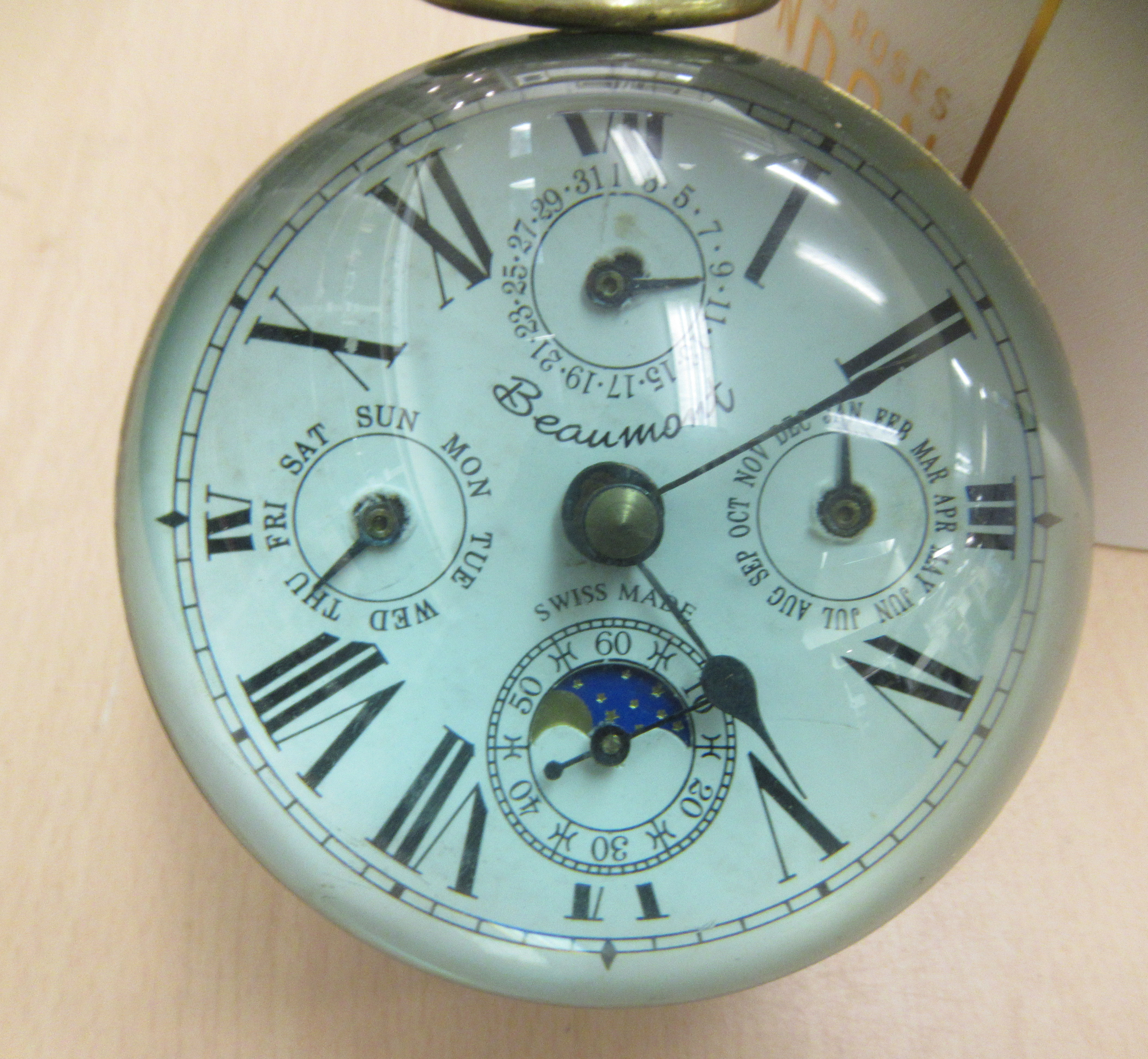 A 20thC lacquered brass and glazed desktop timepiece; faced by a Beaumont of Switzerland dial with - Bild 2 aus 4