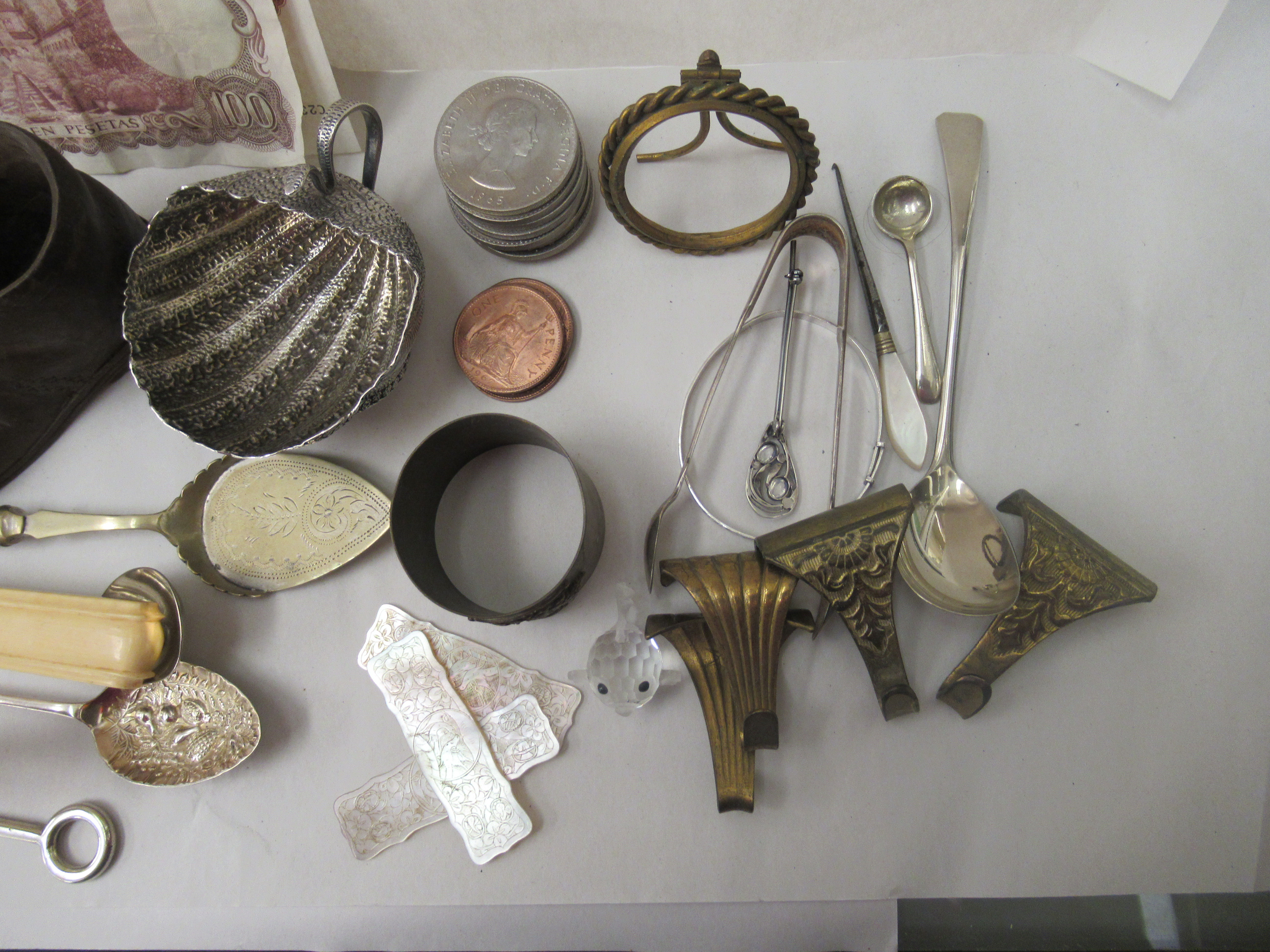 Collectables and items of personal ornament: to include Asian white metal items - Image 4 of 4