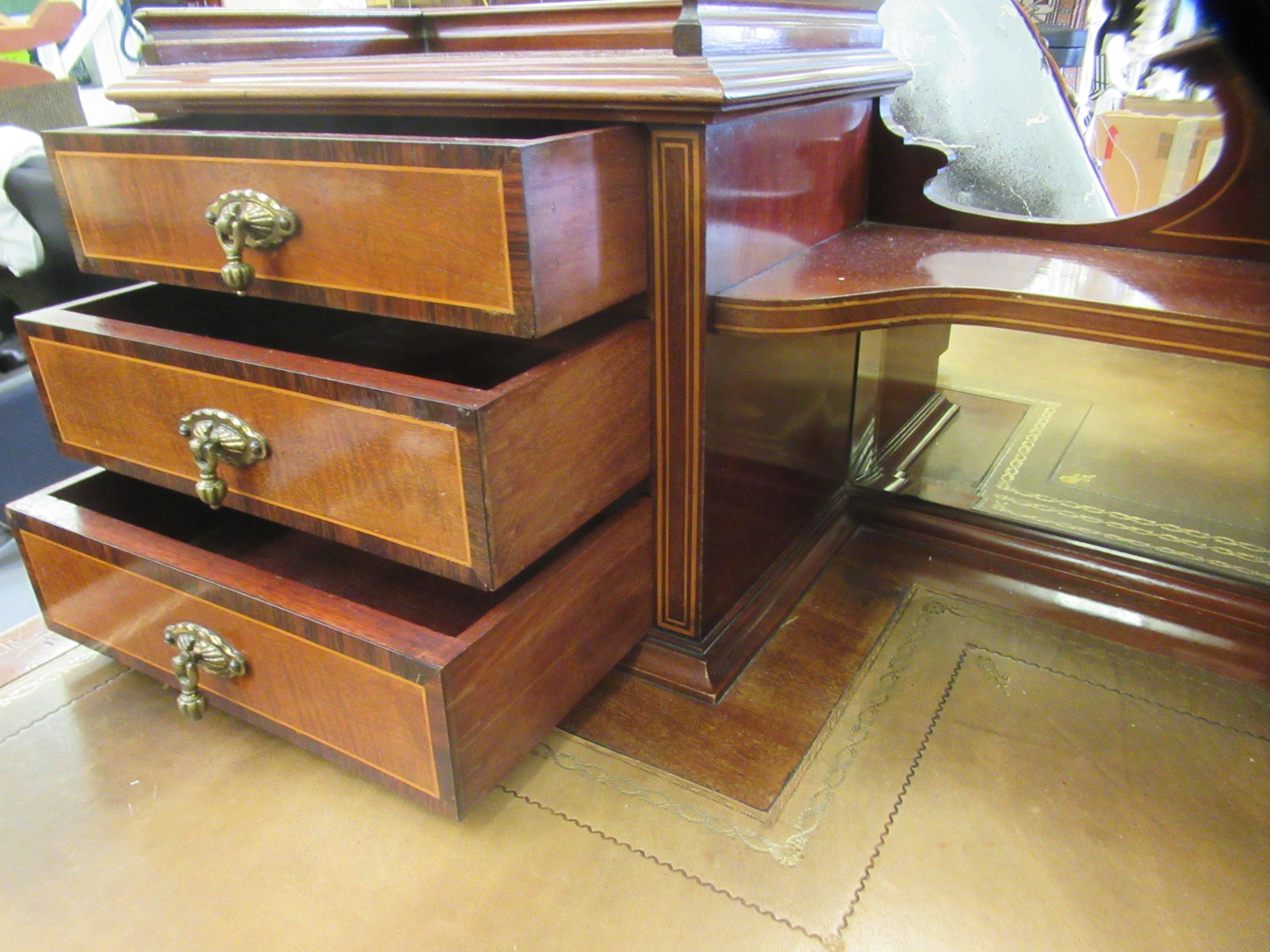 An Edwardian lady's crossbanded and satinwood inlaid mahogany writing desk, the superstructure - Image 4 of 4