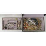 Costume jewellery: to include rings and brooches, in a tray fitted box