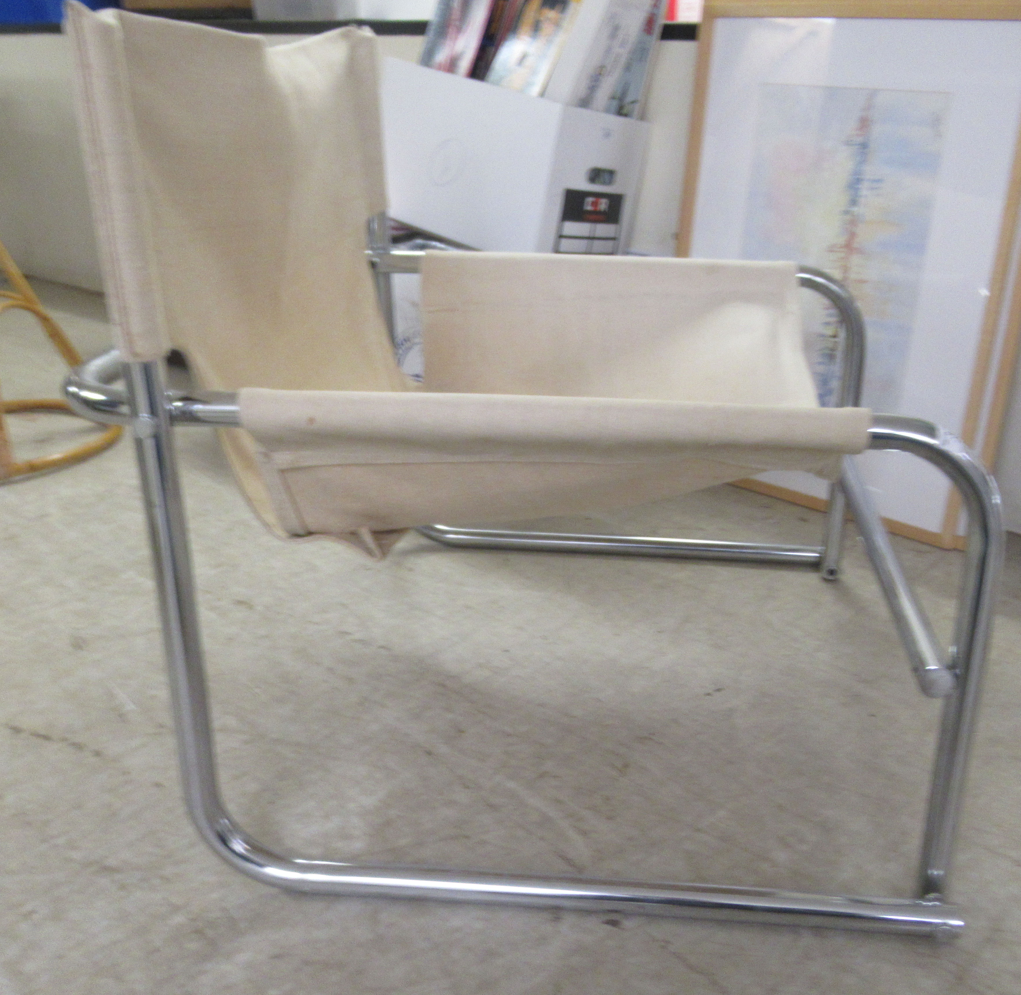 A modern chair, the chromium plated tubular steel frame with a cream coloured canvas sling back - Image 2 of 4