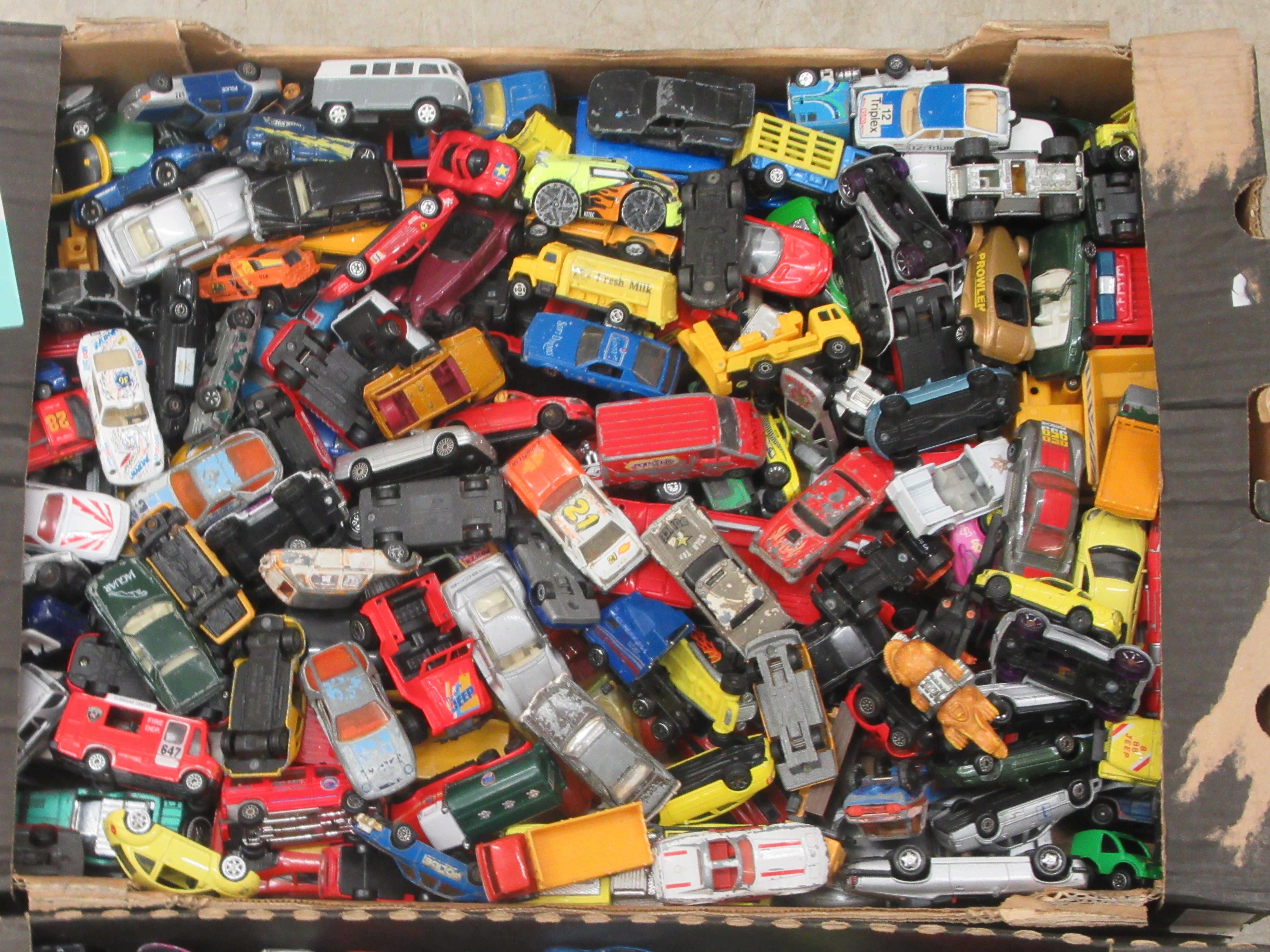 Uncollated diecast model vehicles, sports cars, convertibles, vans and emergency services: to - Image 2 of 3