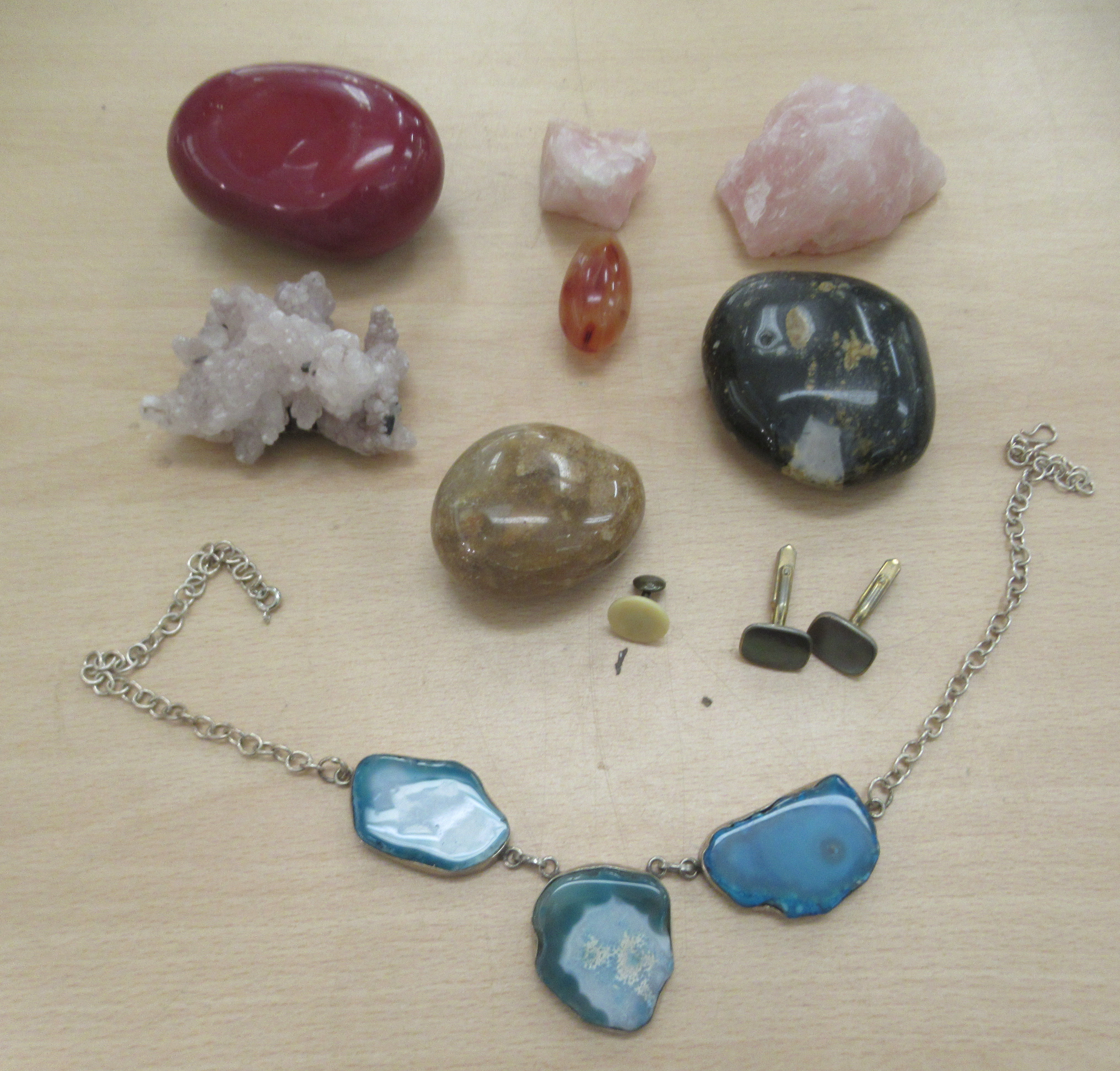 A selection of rough-cut and worked, coloured hardstone: to include a bunch of grapes - Image 2 of 2