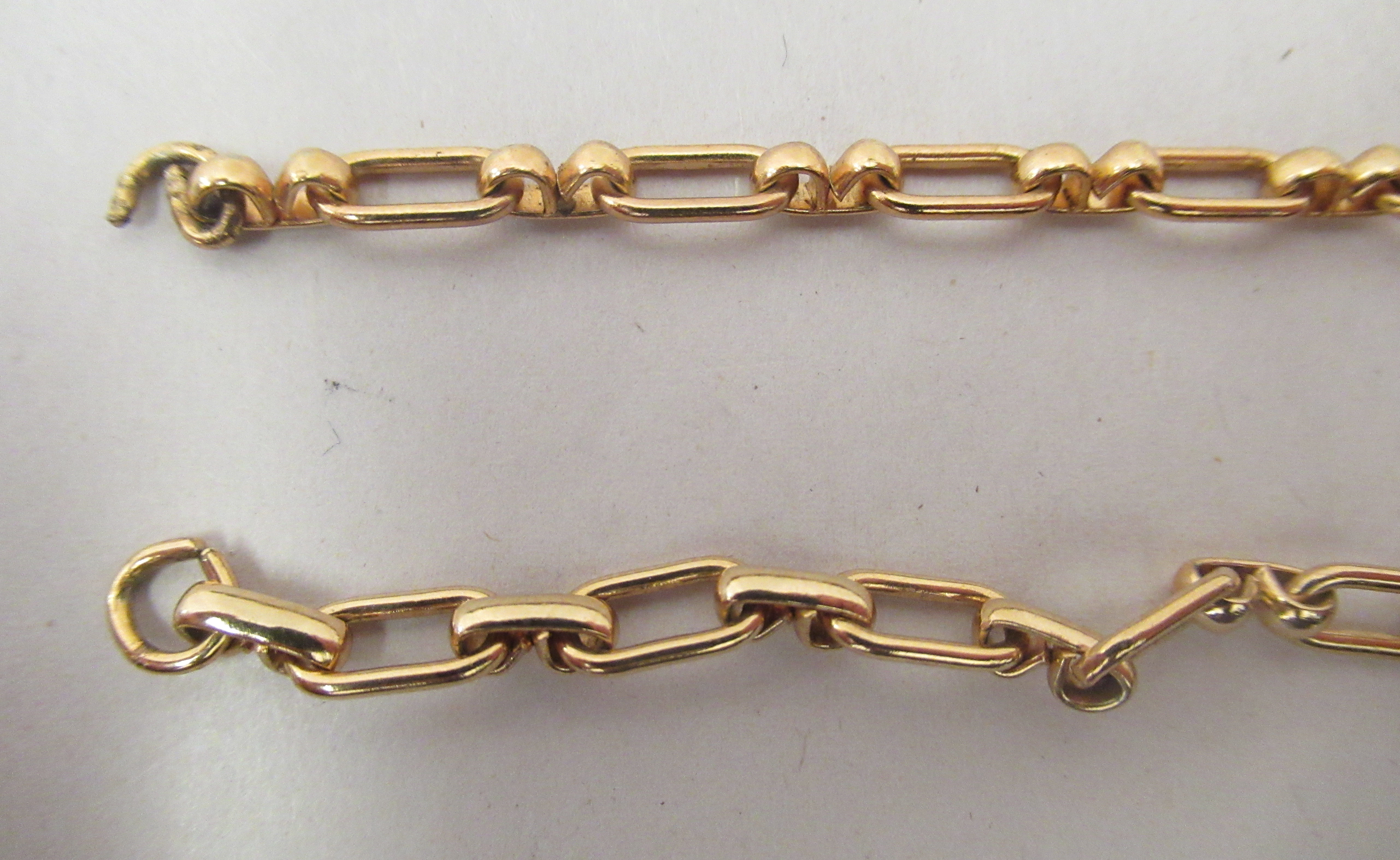 A yellow metal hoop link neckchain - Image 2 of 2