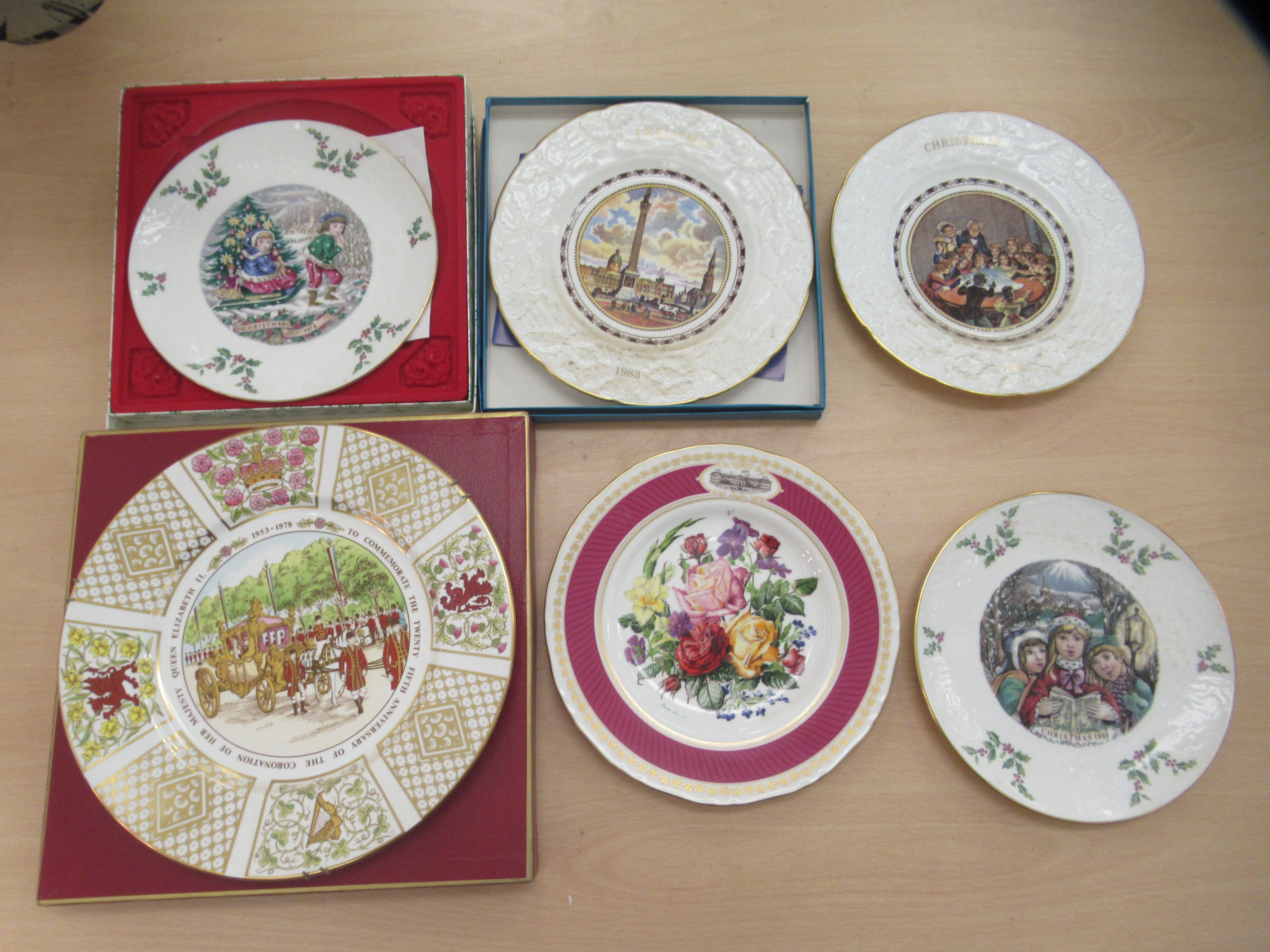 Decorative ceramics, mainly plates with examples by Coalport and Royal Doulton  9"-11"dia  some - Image 3 of 5