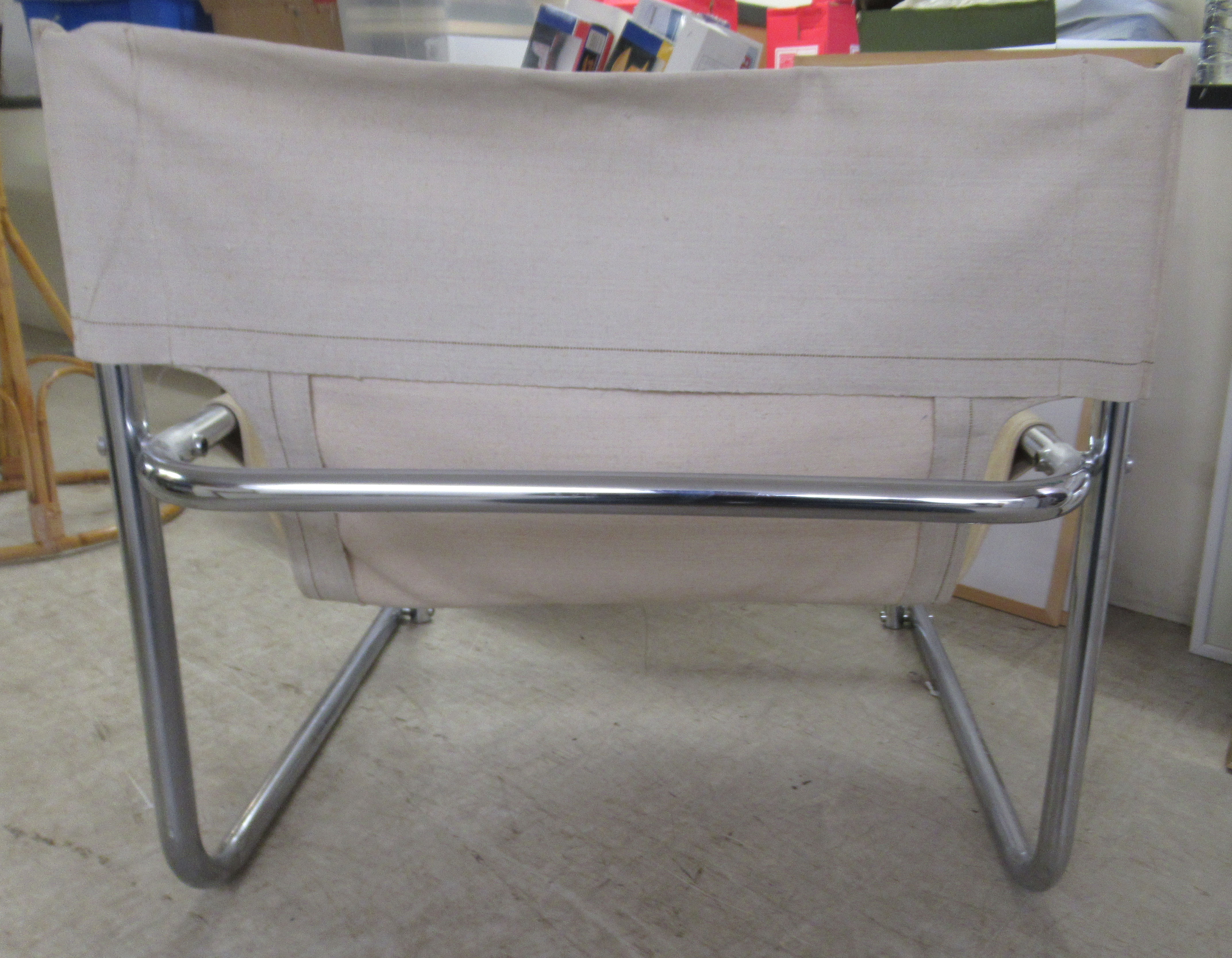 A modern chair, the chromium plated tubular steel frame with a cream coloured canvas sling back - Image 3 of 4