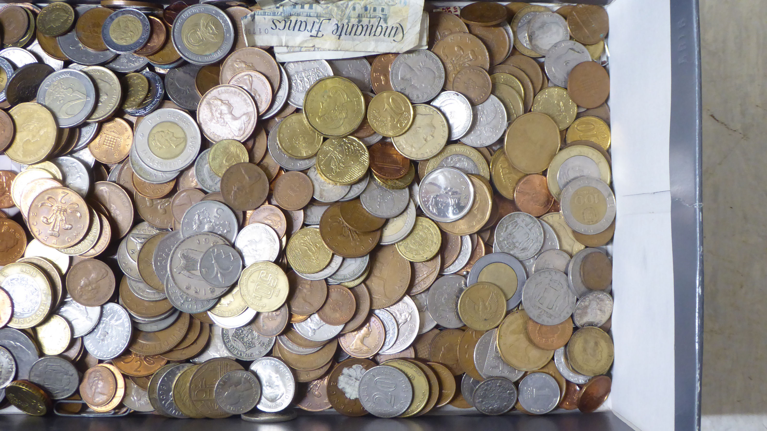 Uncollated coins and banknotes: to include Irish, Portuguese and Canadian dollars - Image 2 of 4