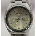 A Seiko 5 stainless steel cased automatic wristwatch, faced by a baton dial with a day/date