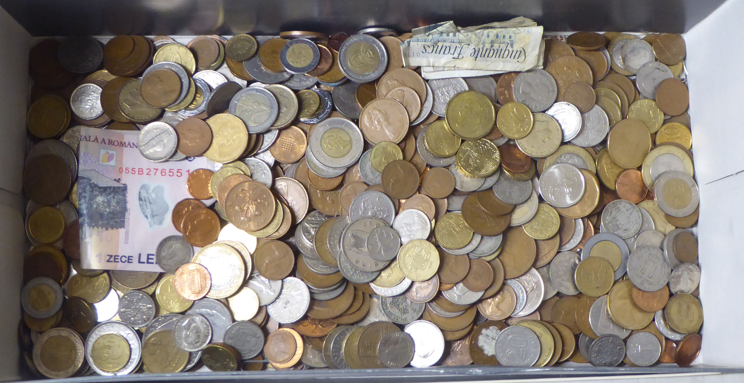 Uncollated coins and banknotes: to include Irish, Portuguese and Canadian dollars