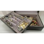 Costume jewellery: to include rings and brooches, in a tray fitted box