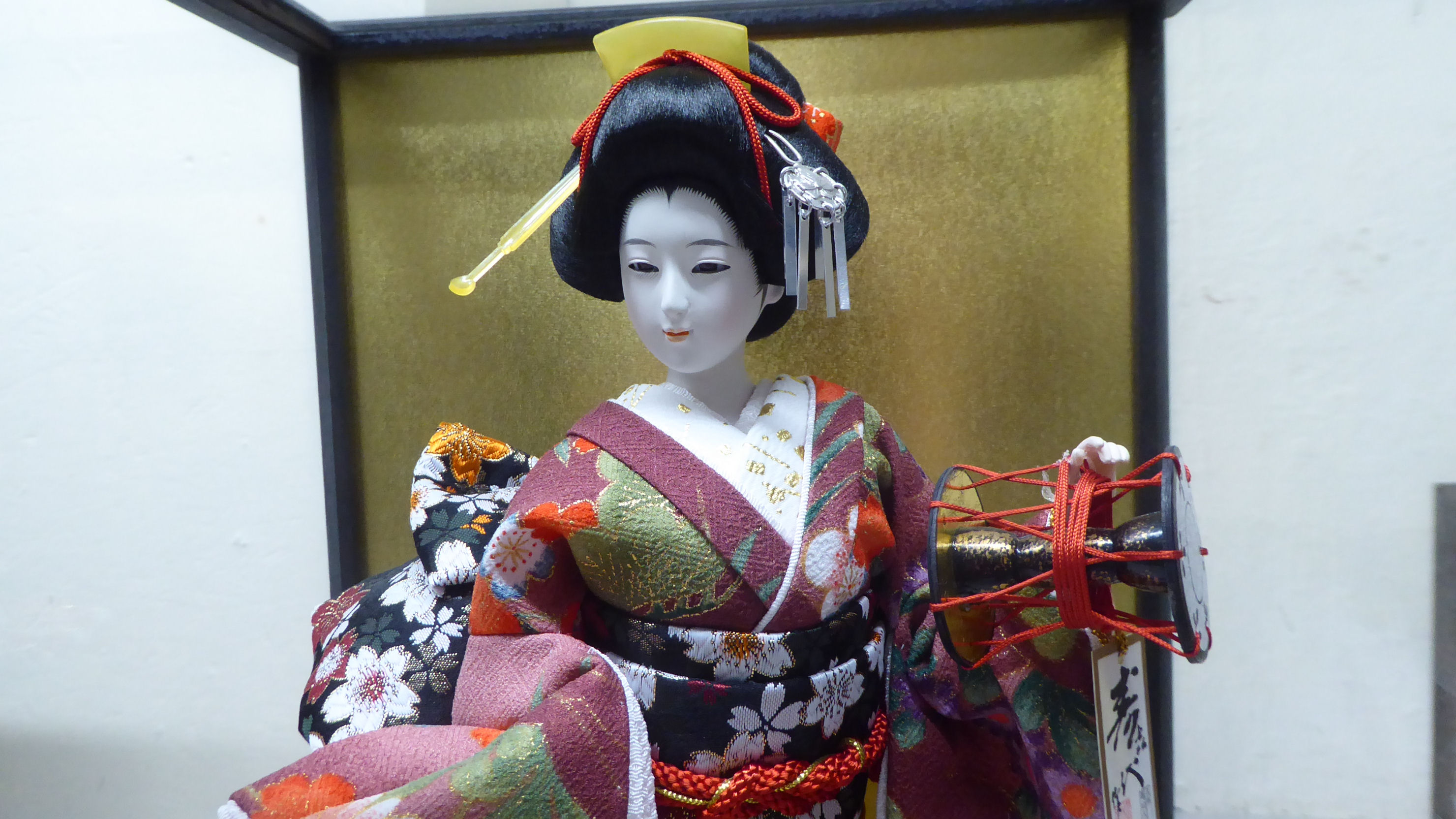 Two modern Japanese figures, wearing traditional fabric robes  12"h in partially glazed display - Image 5 of 6