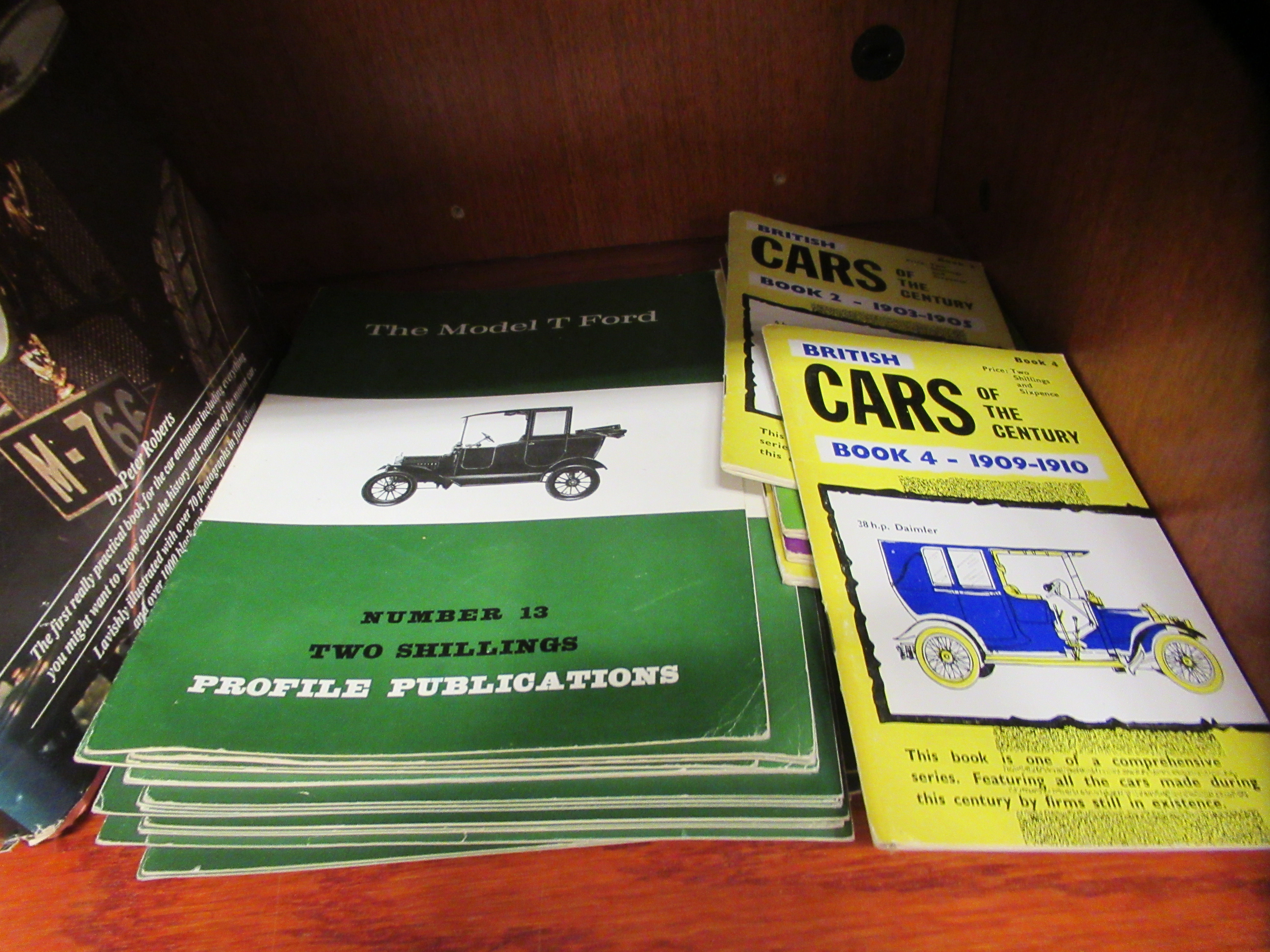 Books, motor and related: to include 'A Pictorial History of the Motor Car' by Peter Roberts and ' - Image 4 of 4