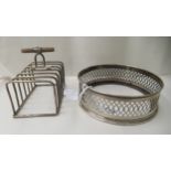An Edwardian silver dish ring with reticulated sides  Chester 1907  6"dia; and an Asprey & Co silver