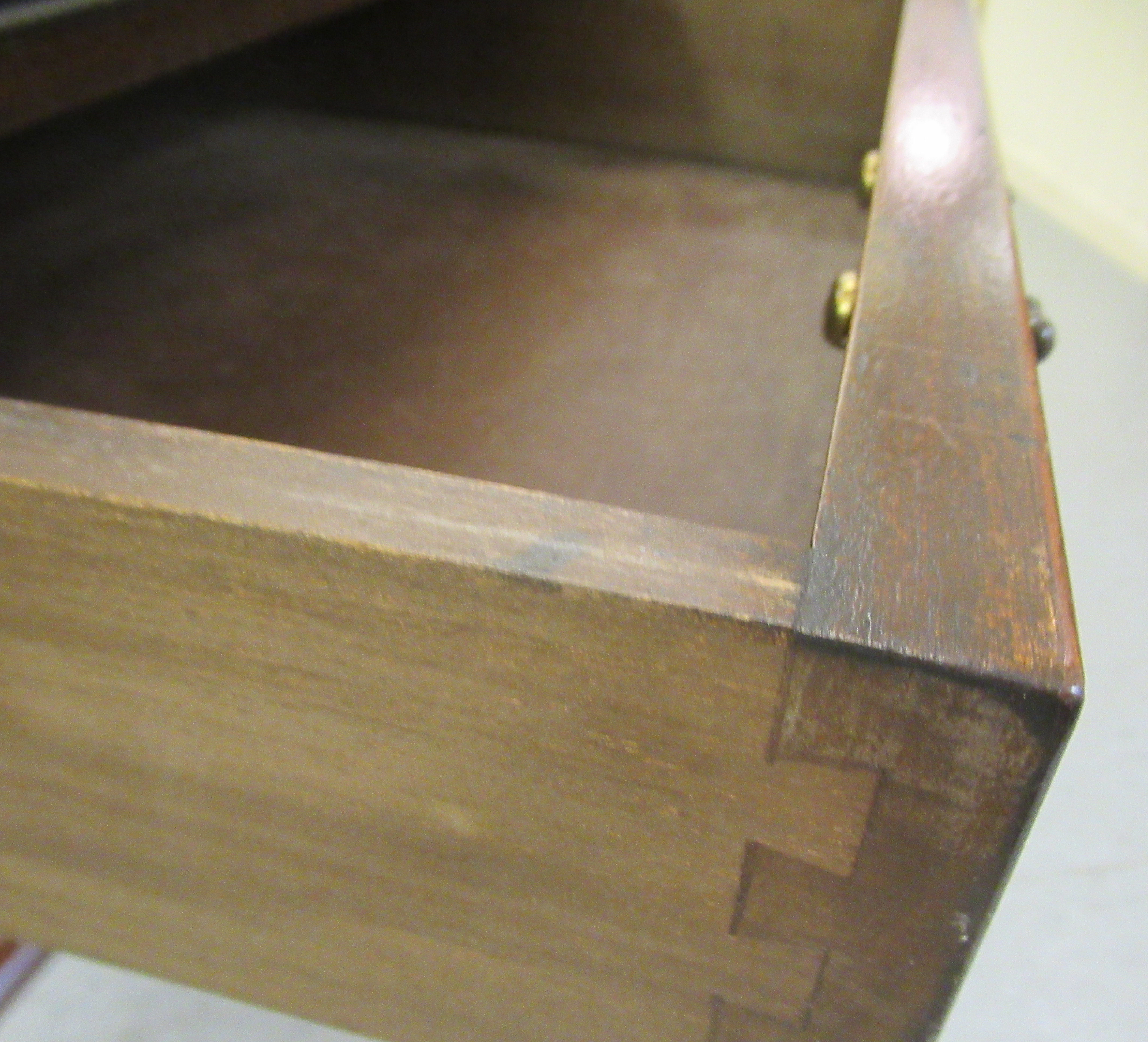 A reproduction of a Georgian writing table, the top set with a tooled green hide scriber, over two - Image 3 of 4