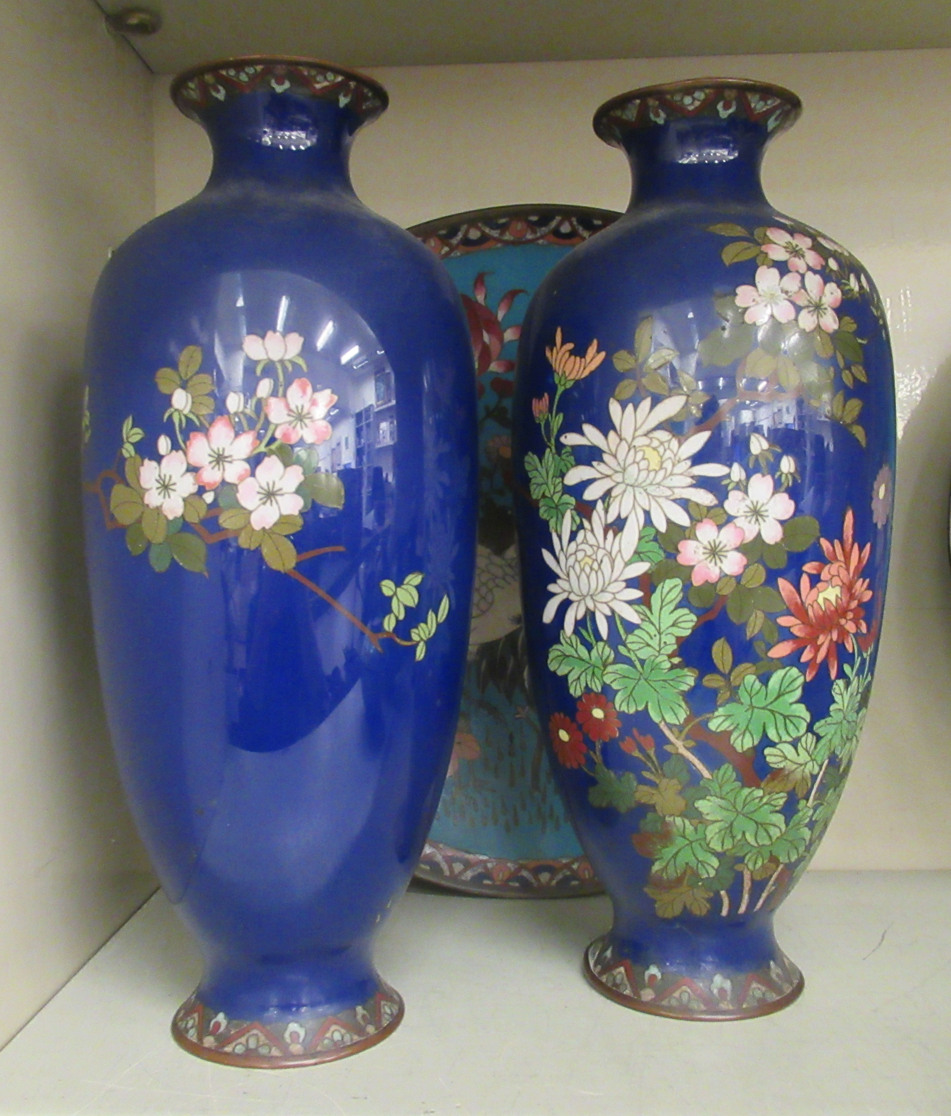 19th and 20thC Oriental collectables: to include cloisonné, jade and enamel vases  various sizes - Image 13 of 27