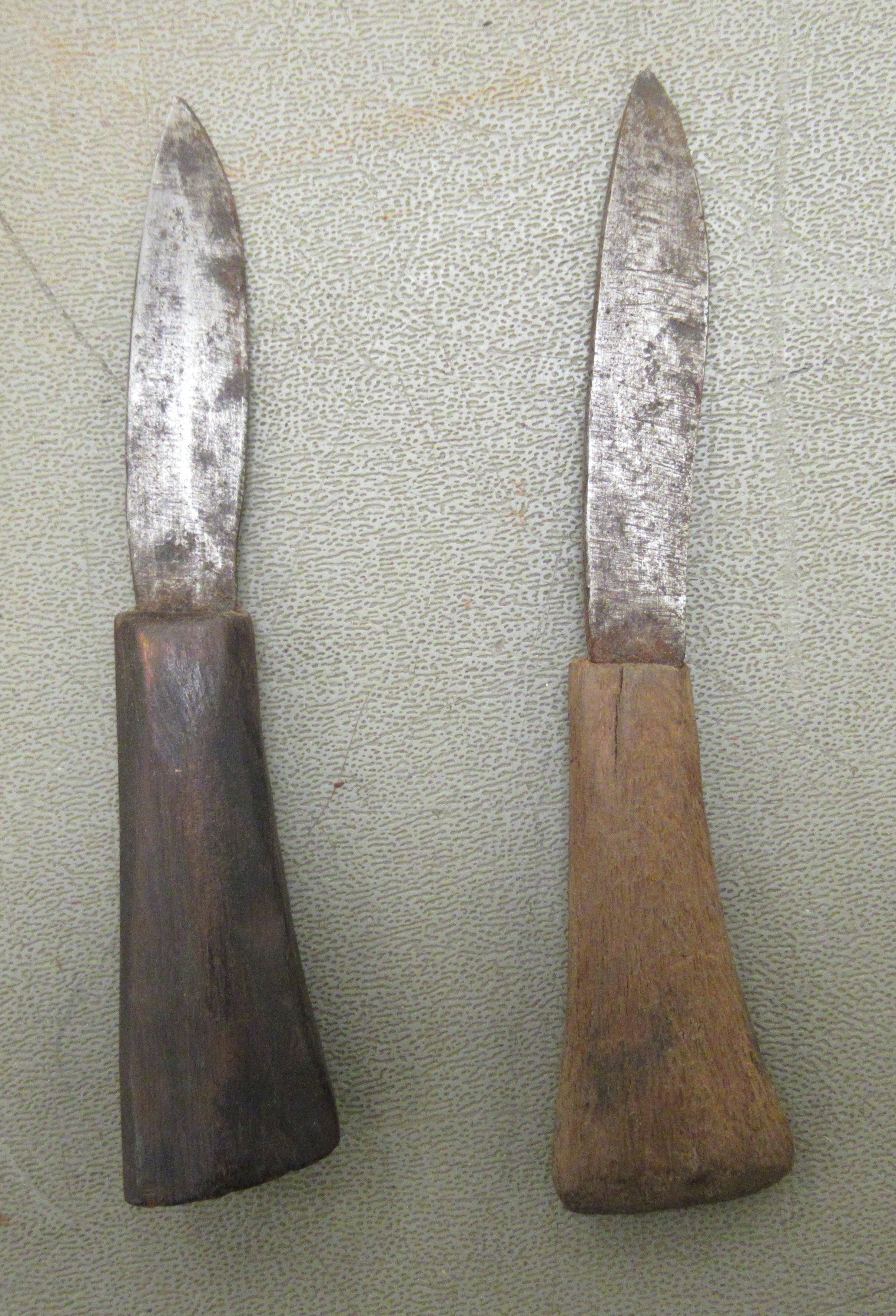 A 20thC Nepalese kukri on a, probably, horn handle  the blade 13"L, in a stitched hide sheath - Image 6 of 7