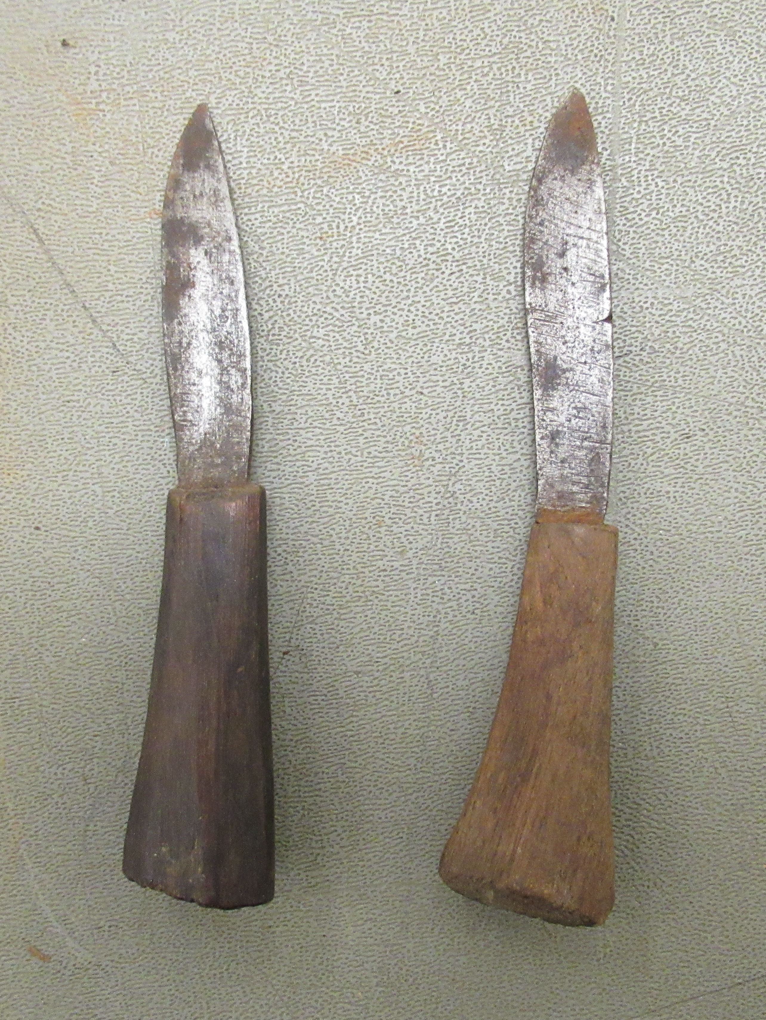 A 20thC Nepalese kukri on a, probably, horn handle  the blade 13"L, in a stitched hide sheath - Image 5 of 7