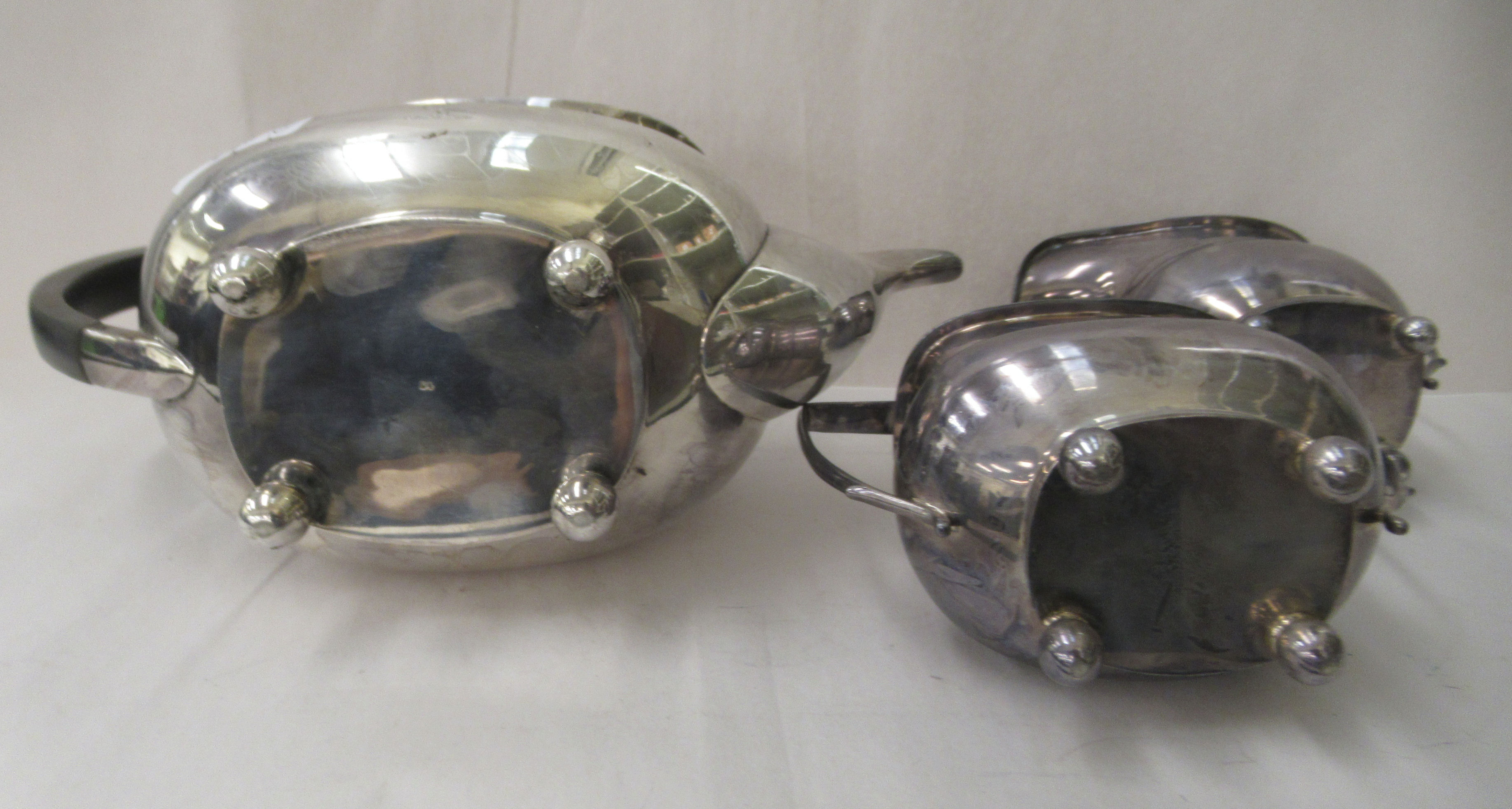 A George V silver three piece tea set  comprising a teapot, a cream jug and sugar basin - Image 4 of 6