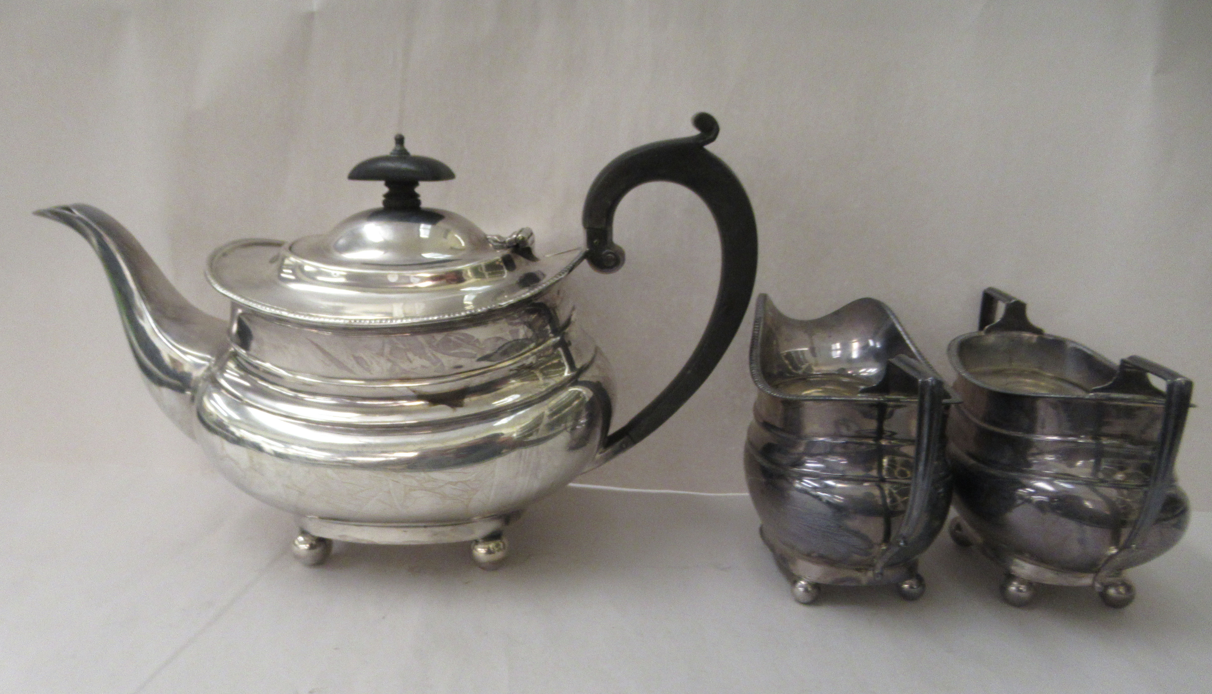 A George V silver three piece tea set  comprising a teapot, a cream jug and sugar basin - Image 3 of 6