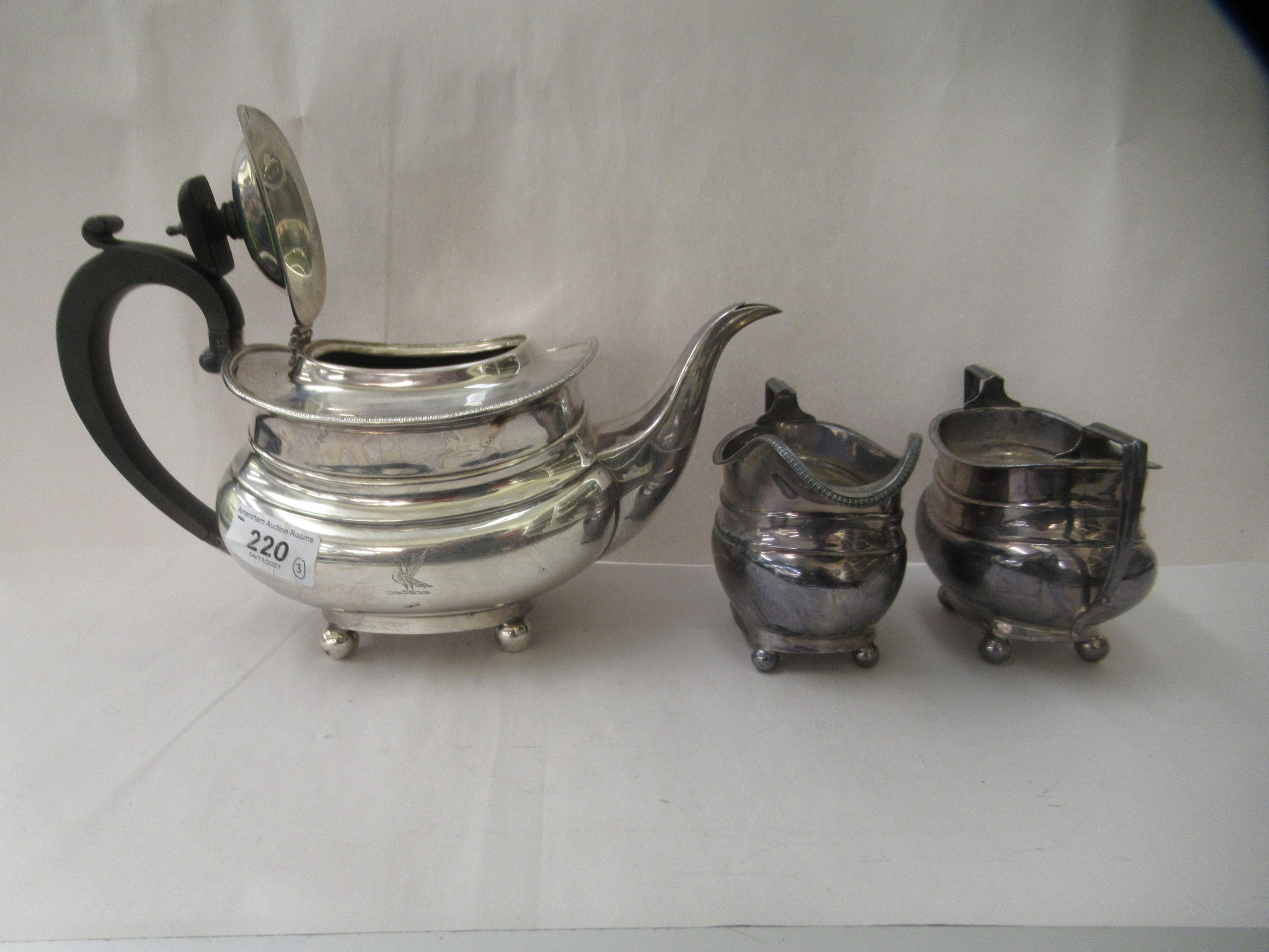 A George V silver three piece tea set  comprising a teapot, a cream jug and sugar basin - Image 2 of 6