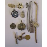 Items of personal ornament: to include a 9ct gold T-bar