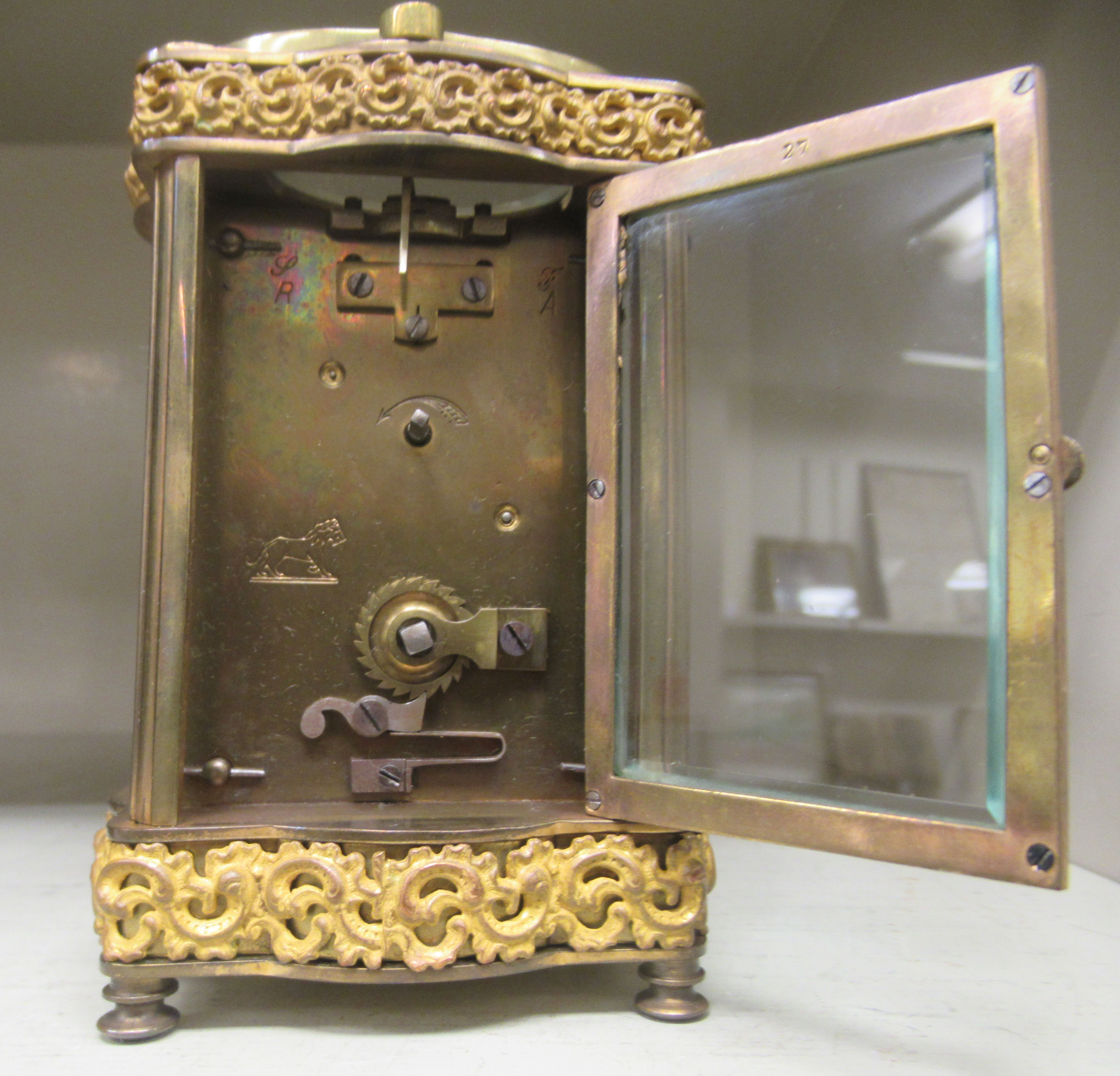 An early 20thC serpentine outlined brass cased carriage timepiece with decoratively cast borders, - Image 4 of 5