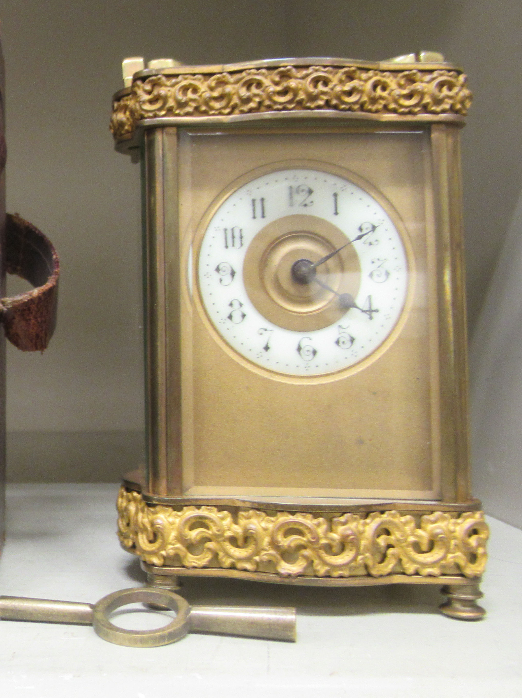 An early 20thC serpentine outlined brass cased carriage timepiece with decoratively cast borders, - Image 2 of 5