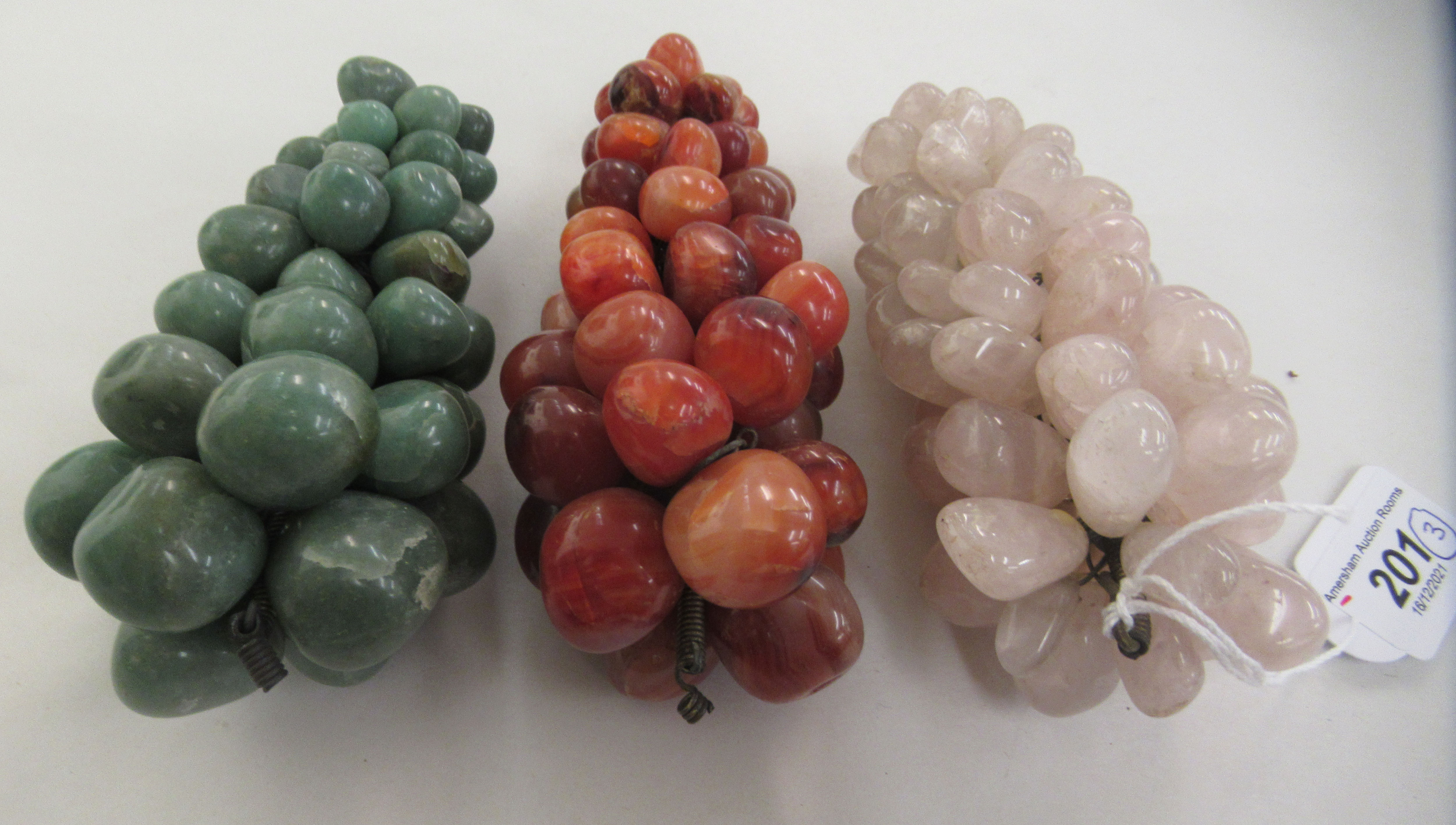 Three coloured hardstone ornaments, each fashioned as a bunch of grapes  6" - 8"h - Image 3 of 4