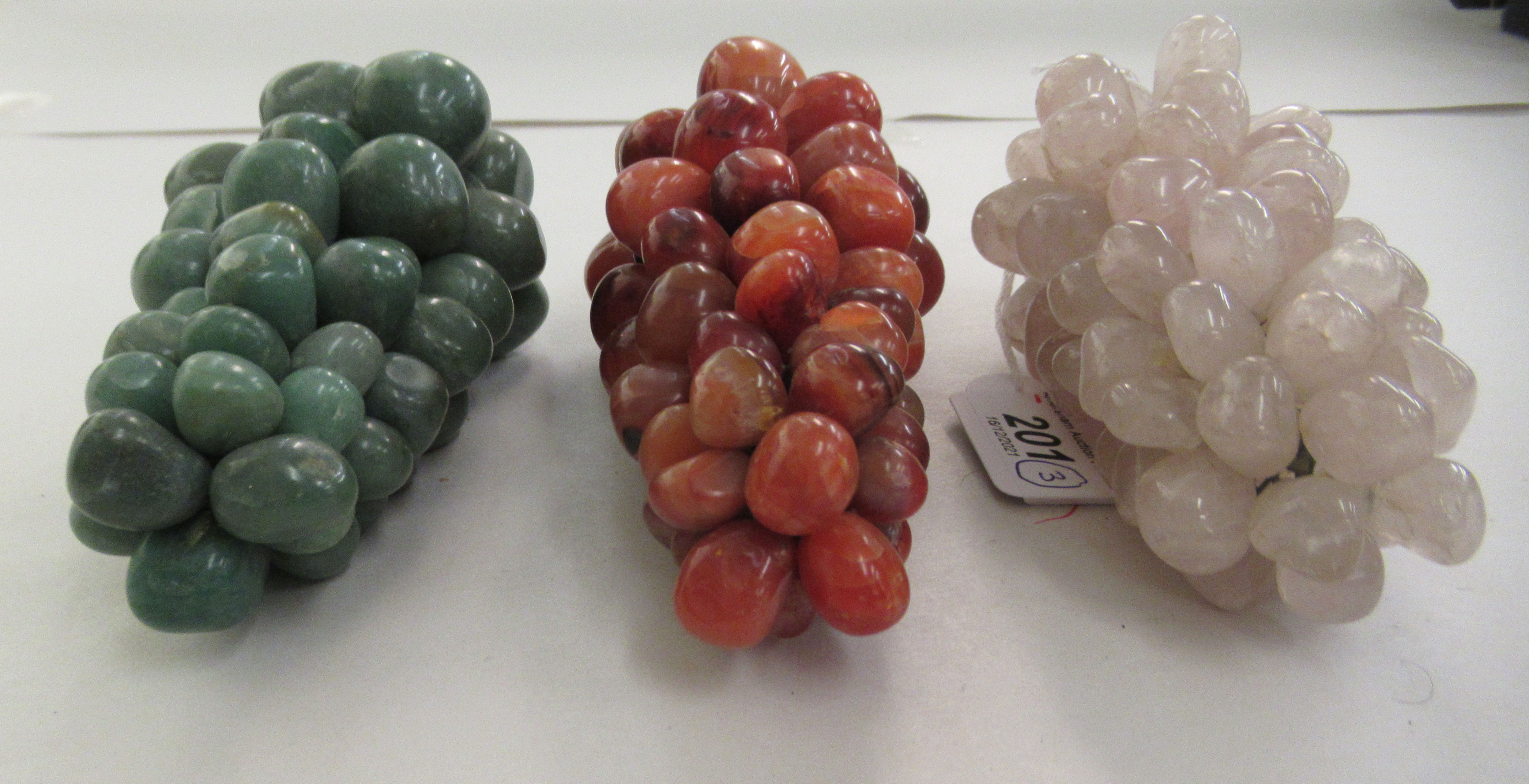 Three coloured hardstone ornaments, each fashioned as a bunch of grapes  6" - 8"h - Image 4 of 4