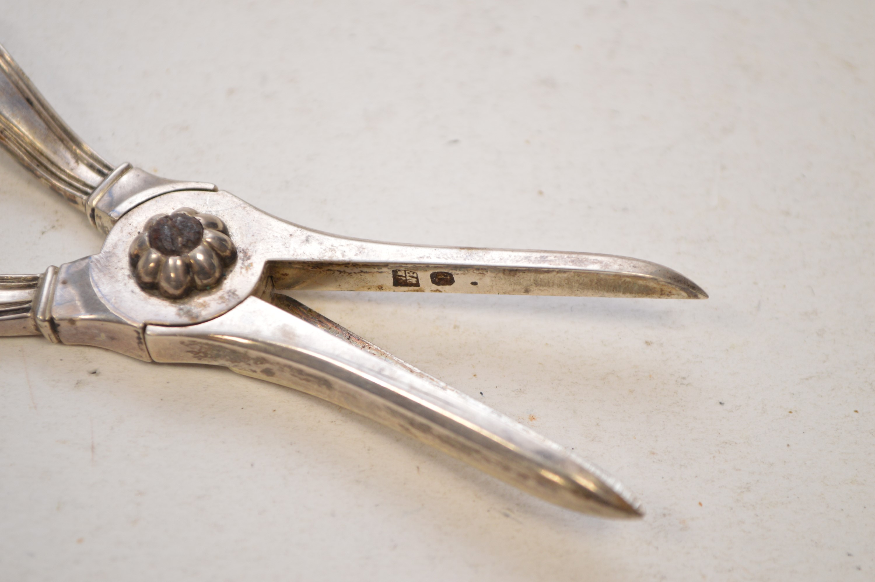 A pair of Georgian silver grape scissors - Image 2 of 2