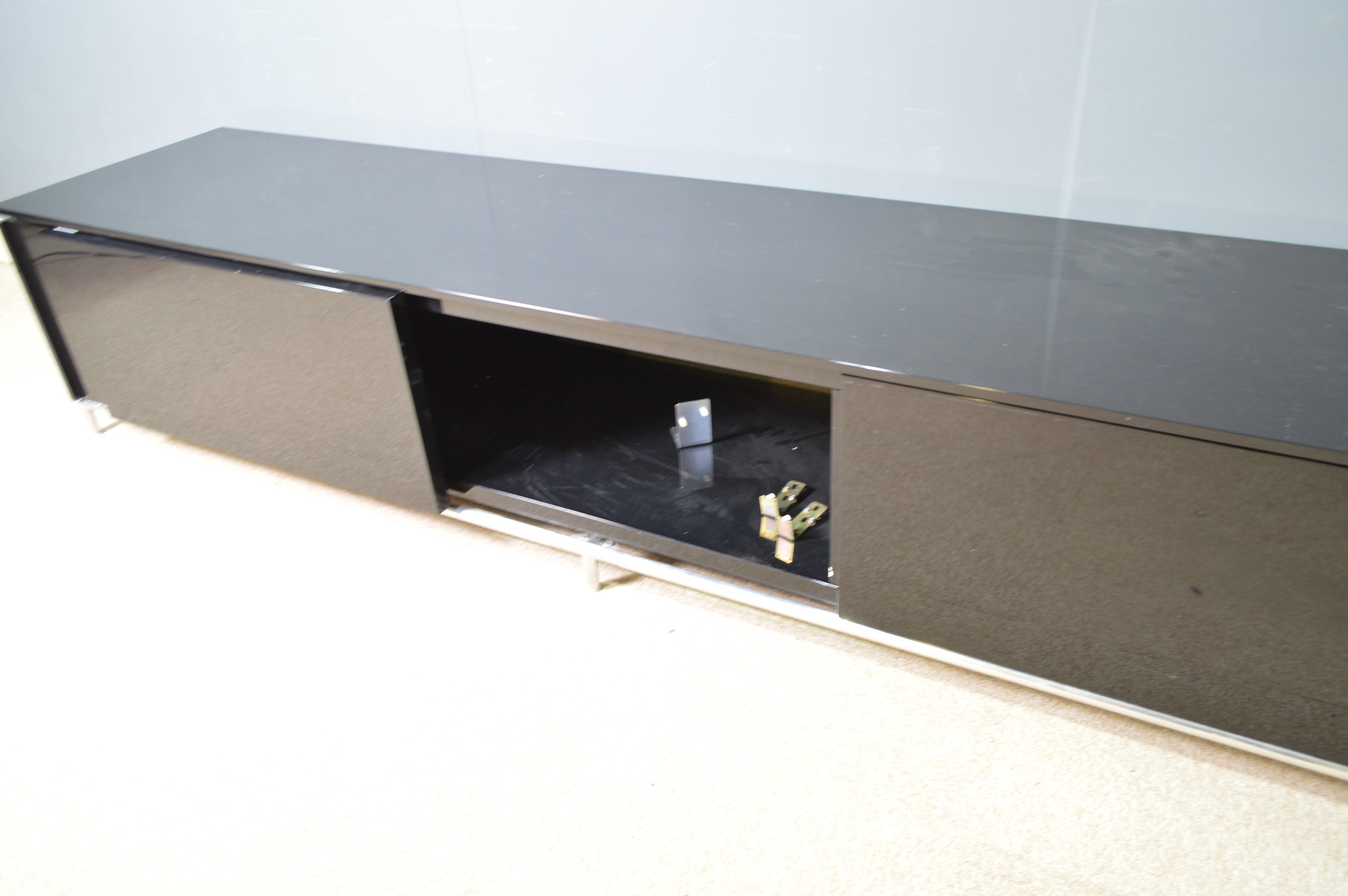 A piano black low side unit, possibly by Minotti. - Image 3 of 5