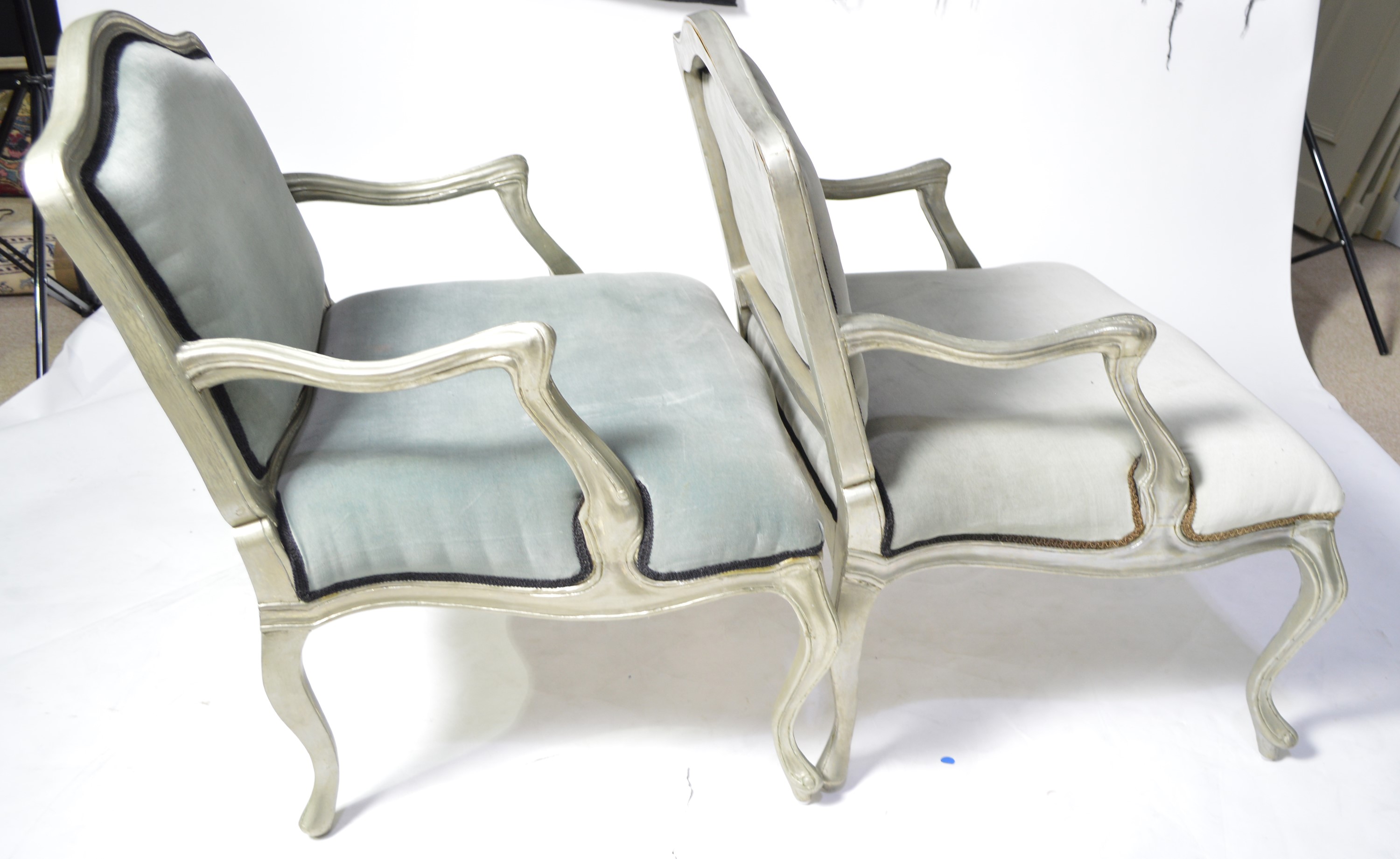 A pair of designer French style armchairs. - Image 4 of 5