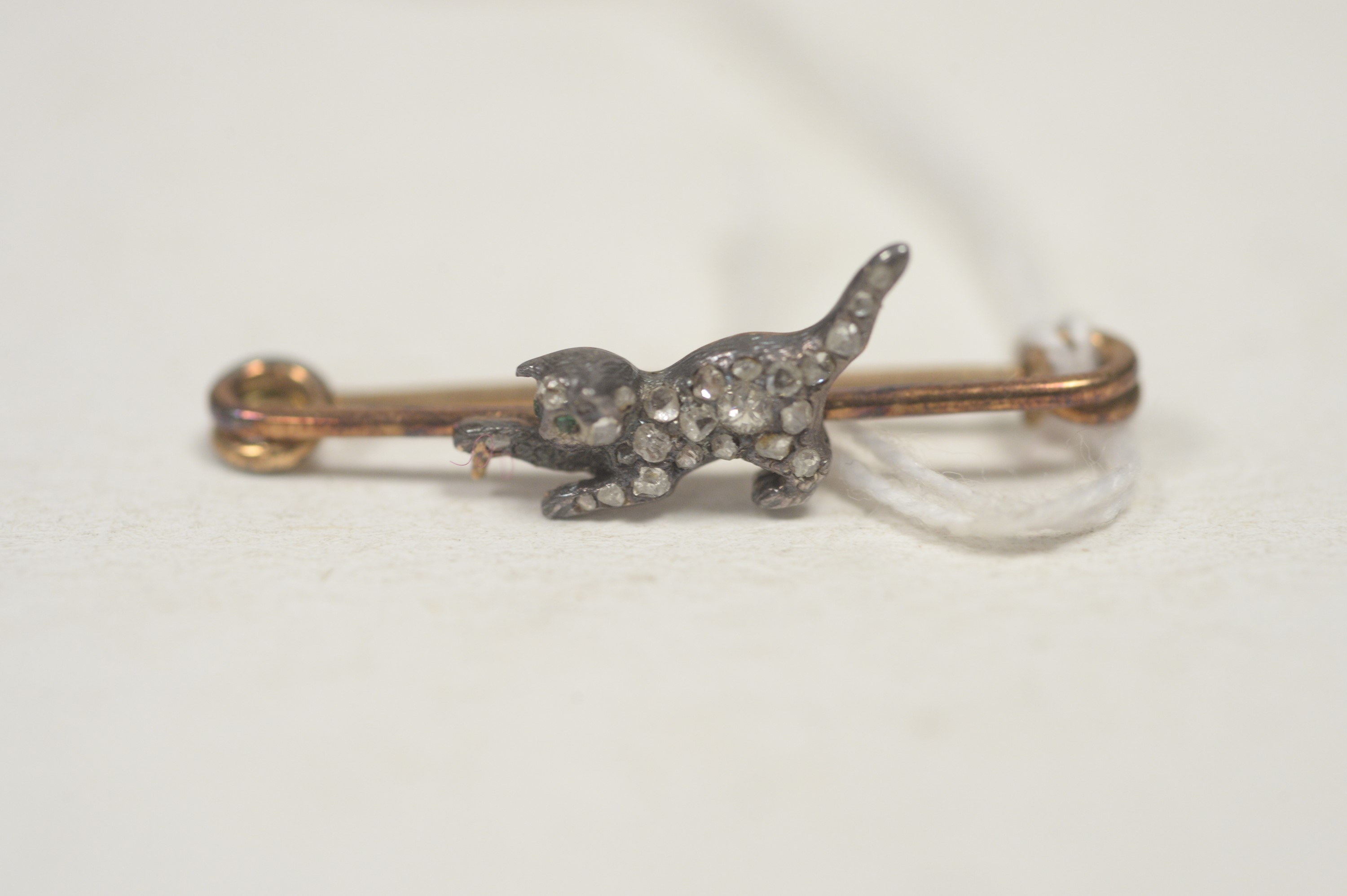 A diamond set cat pattern bar brooch.