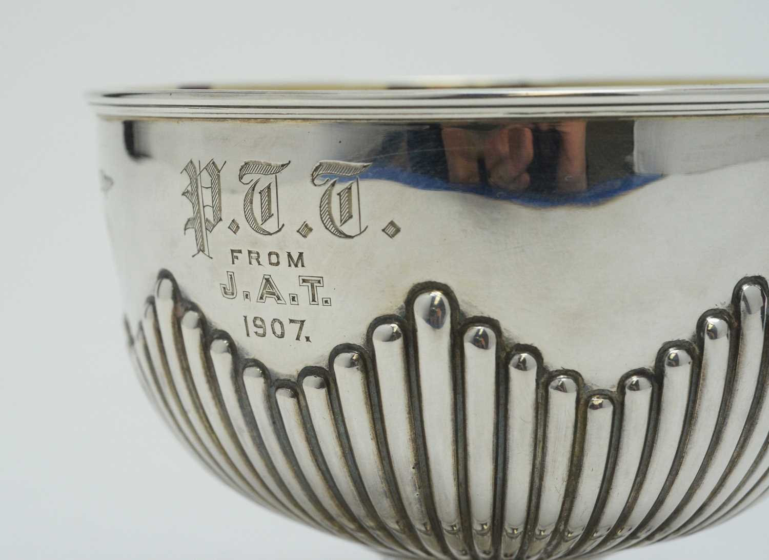 An Edwardian silver sugar bowl and spoon. - Bild 5 aus 5