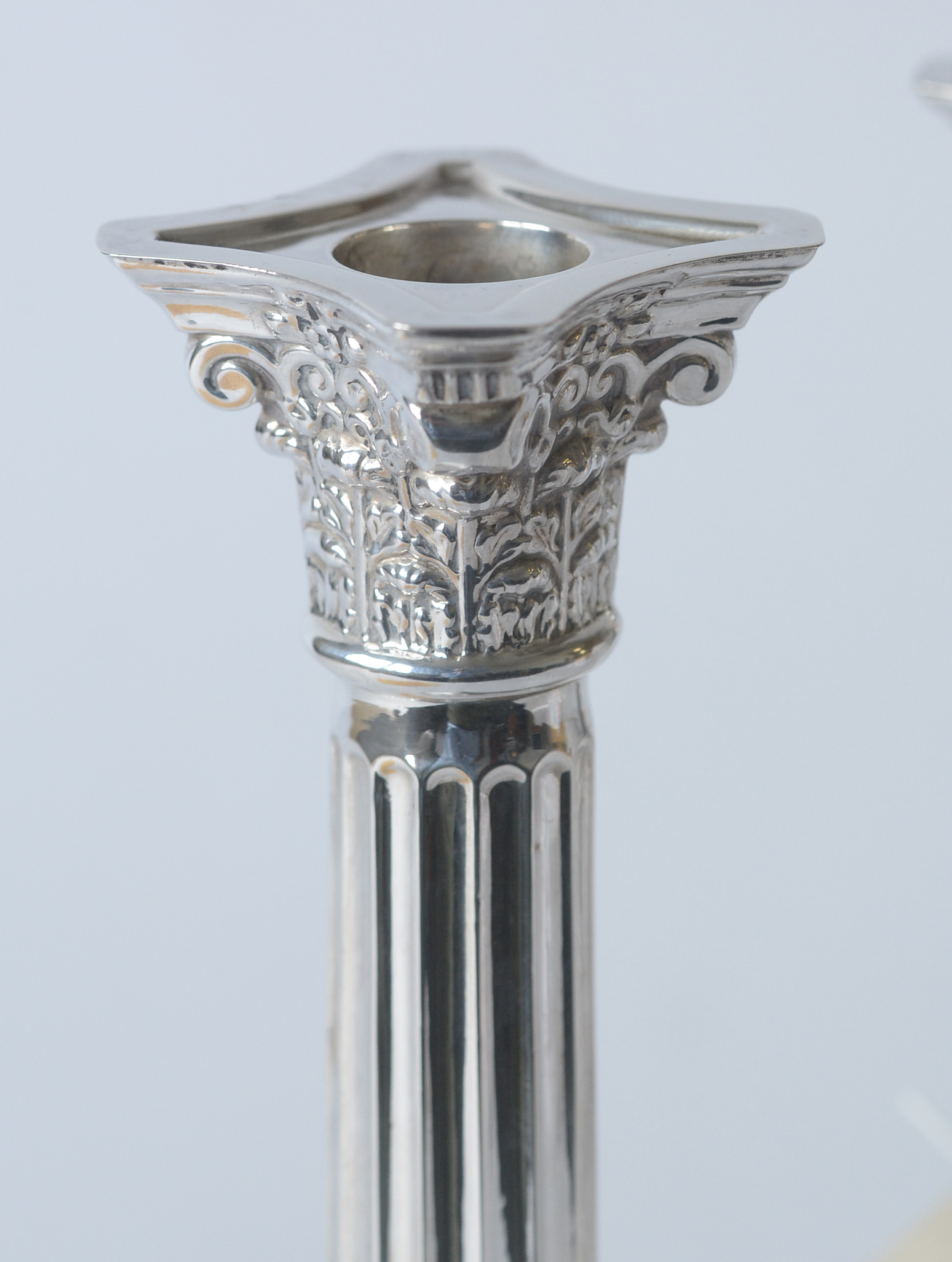 A pair of Elizabeth II silver candlesticks. - Bild 8 aus 10