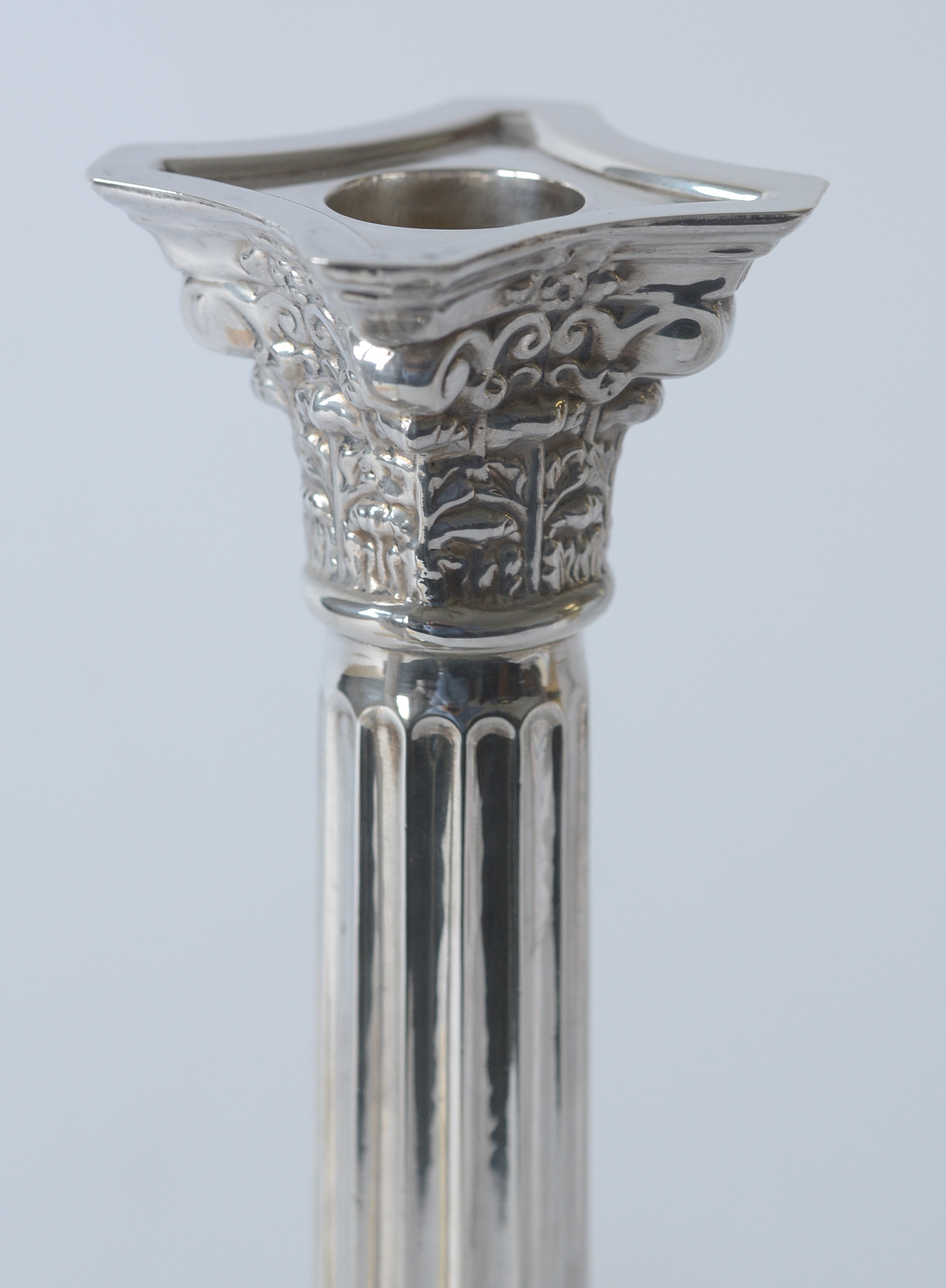 A pair of Elizabeth II silver candlesticks. - Bild 9 aus 10
