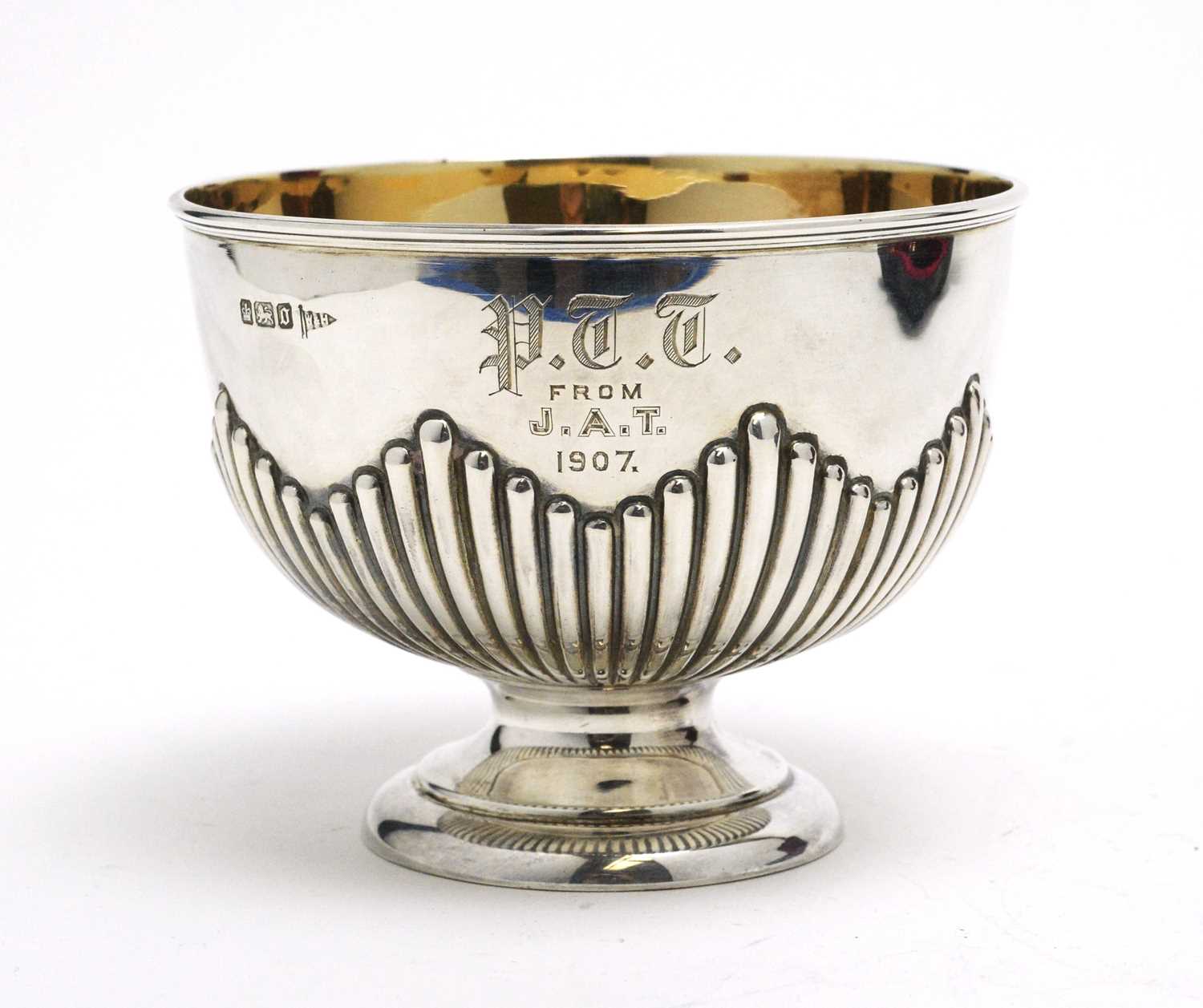An Edwardian silver sugar bowl and spoon. - Bild 2 aus 5