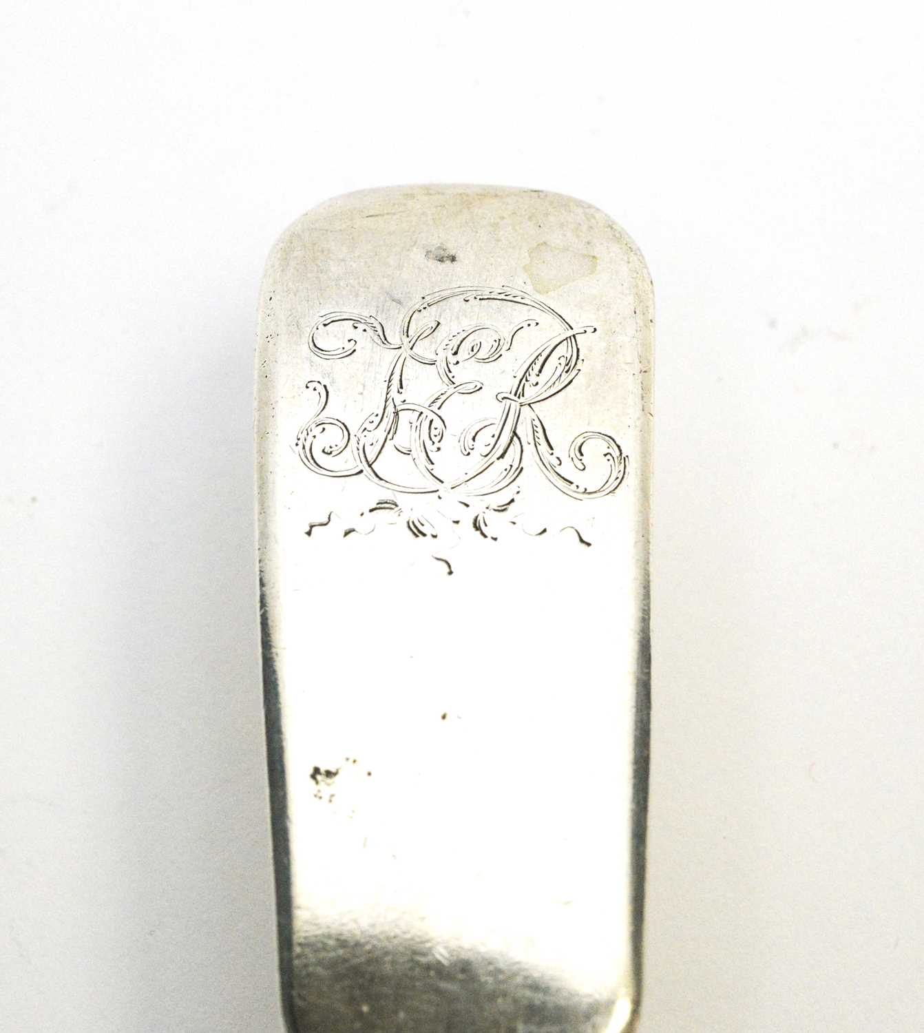 A George III silver fish slice. - Bild 2 aus 3