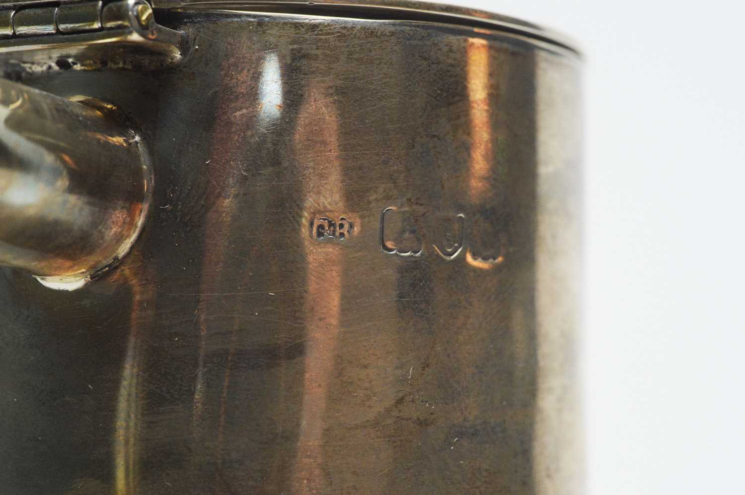 A late Victorian cut glass and silver-mounted claret jug. - Bild 2 aus 2