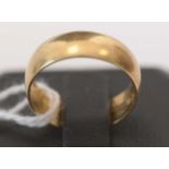 18ct yellow gold wedding band