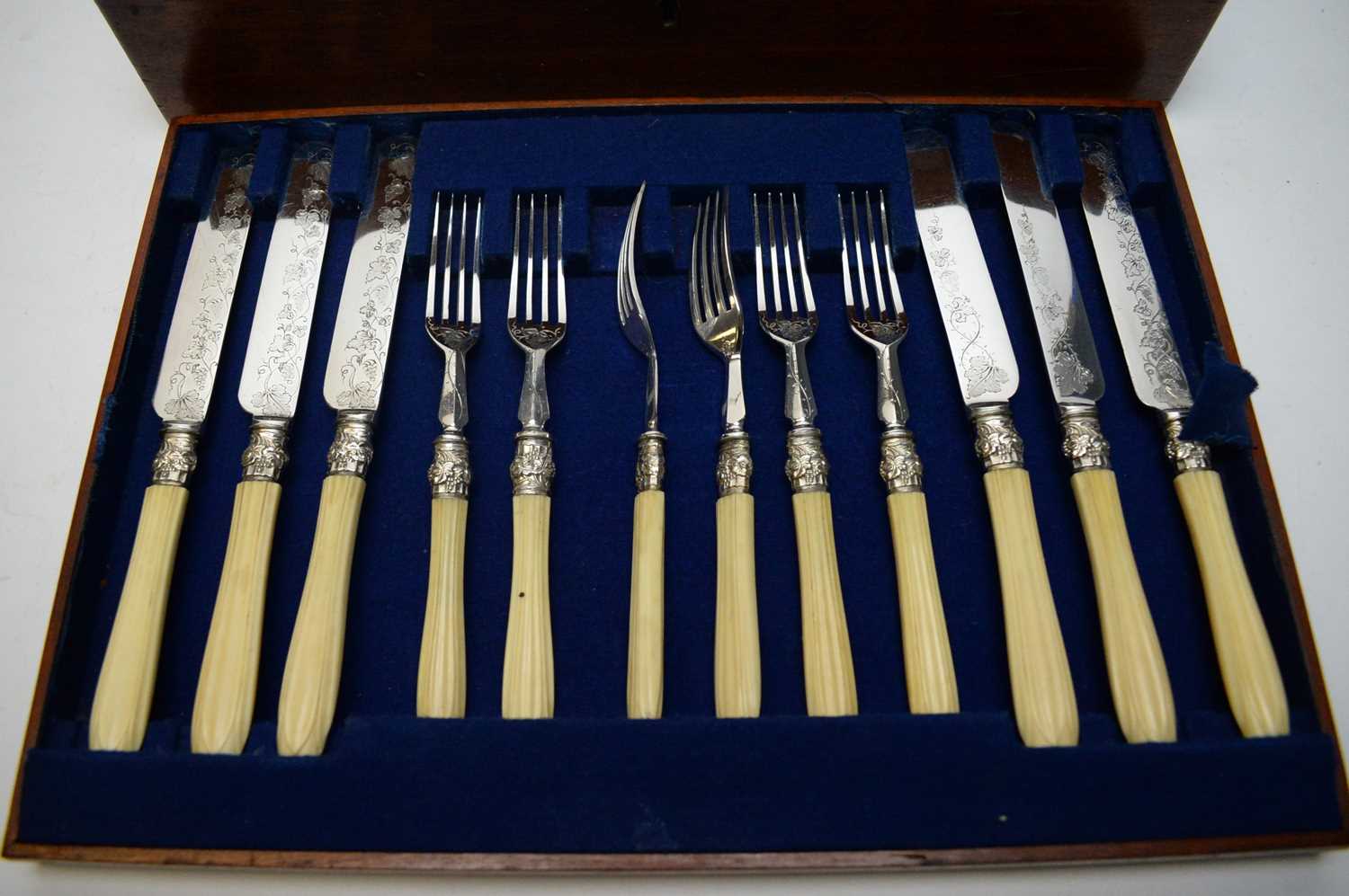 A set of fish knives and forks and six fruit knives and forks - Image 2 of 5