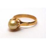 A cultured pearl ring