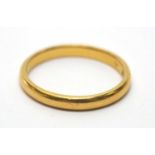 22ct yellow gold wedding band