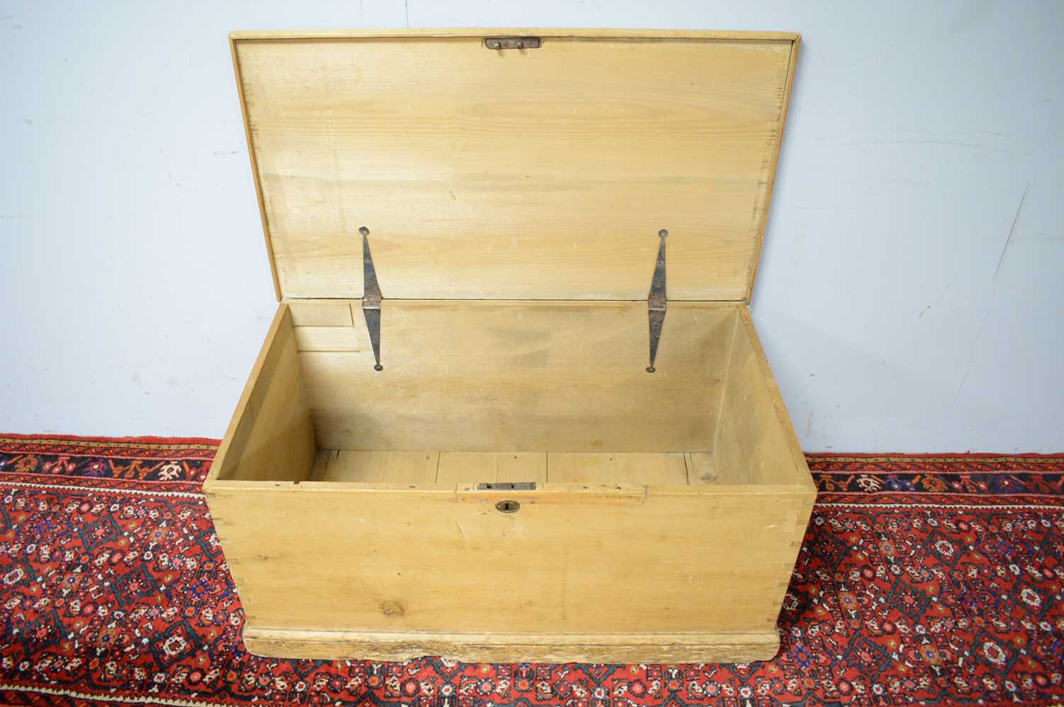 A 20th C stripped pine blanket box. - Image 3 of 5