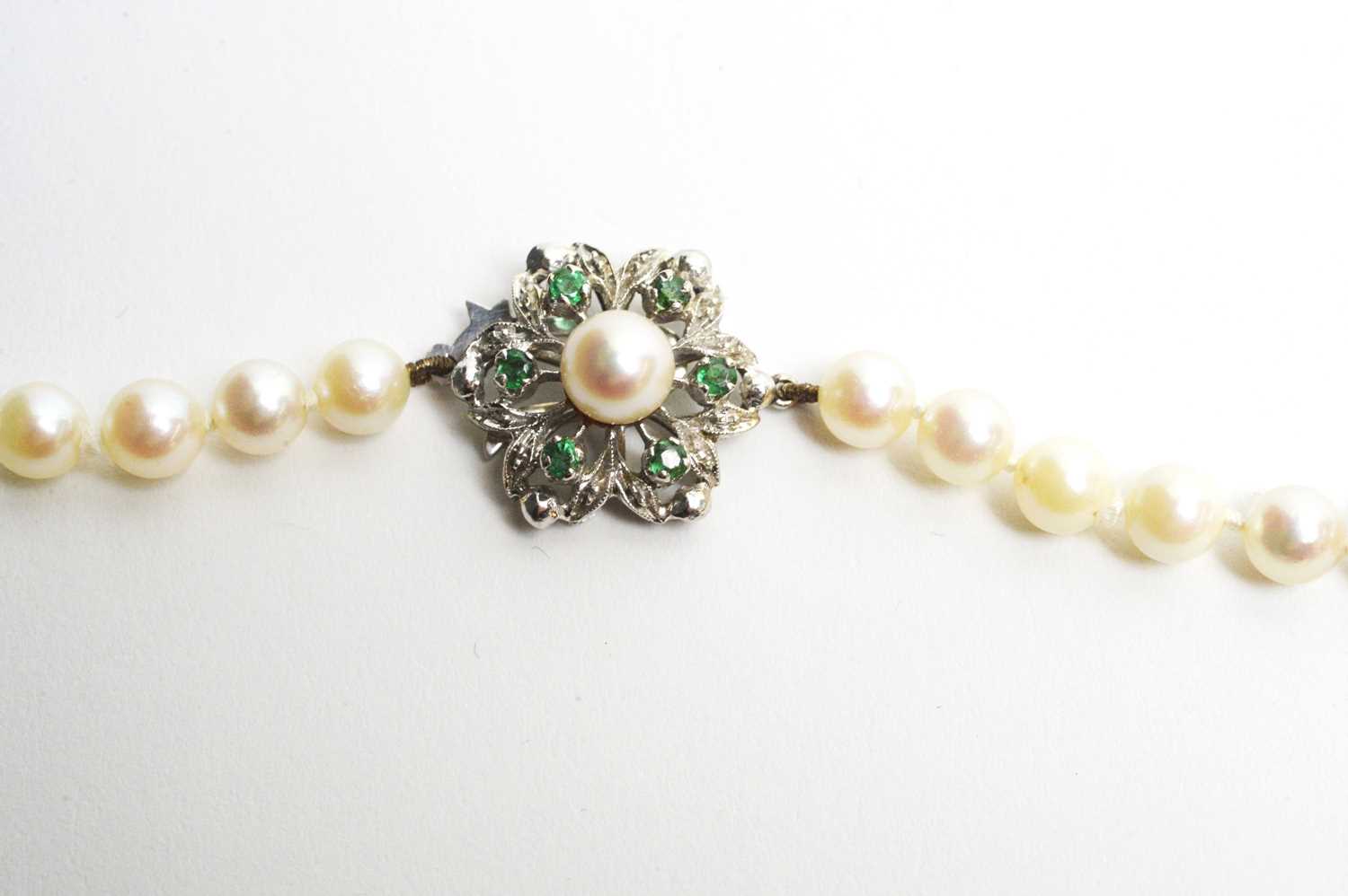 A single row cultured pearl necklace - Bild 2 aus 2