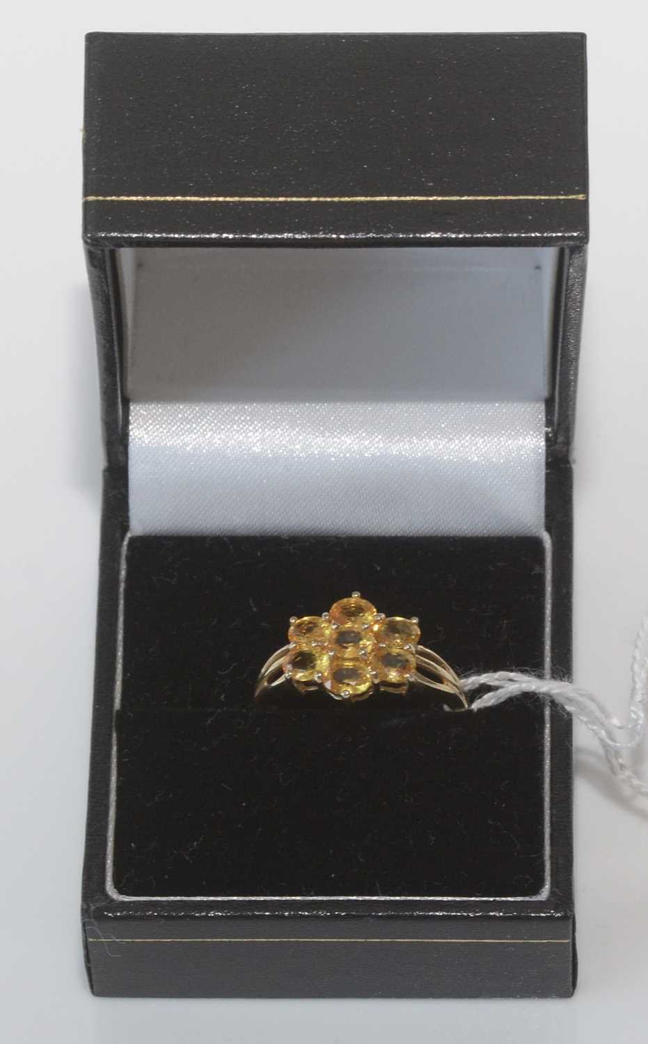 A yellow sapphire cluster ring. - Bild 3 aus 6