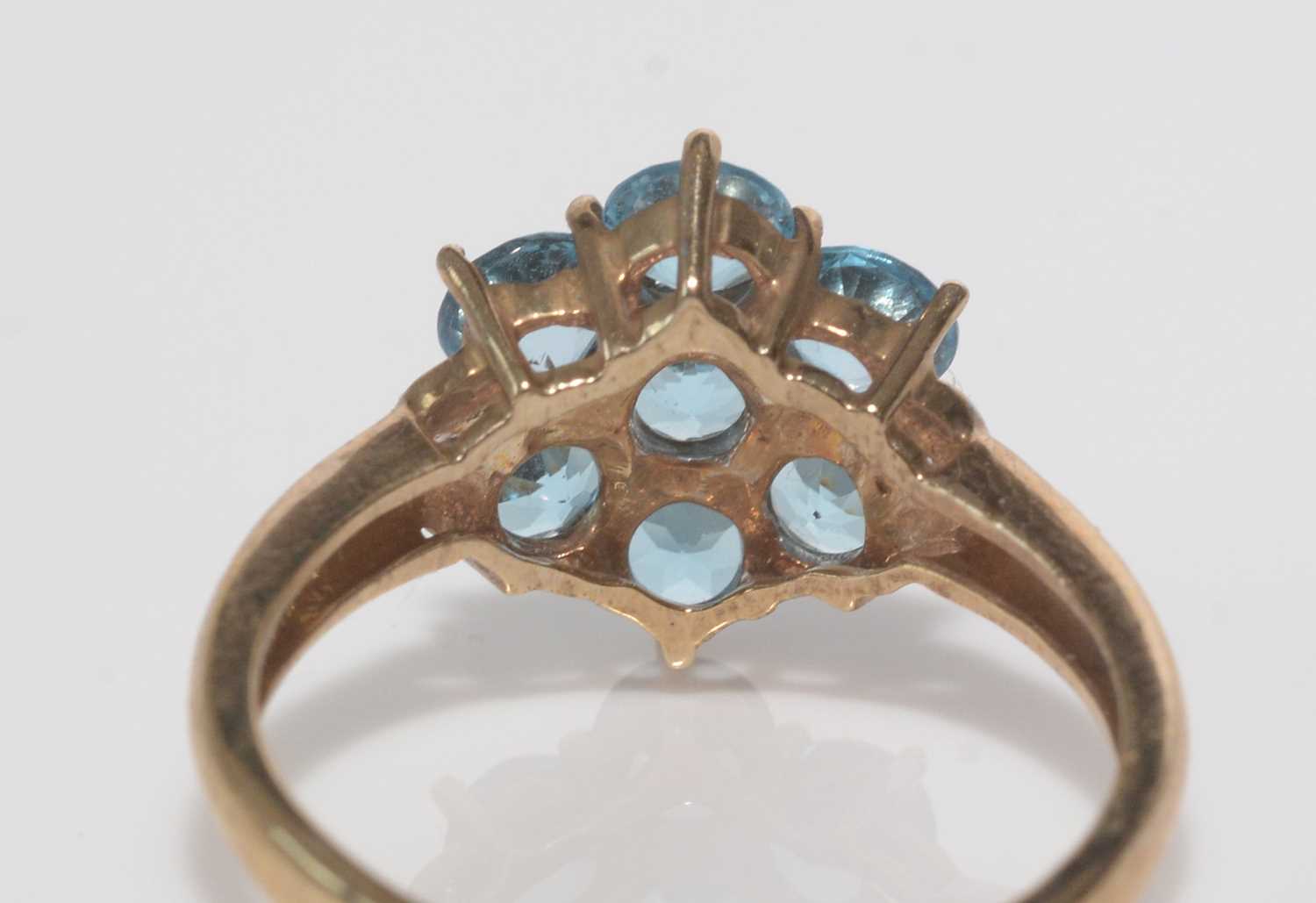 A blue topaz cluster ring. - Bild 2 aus 5